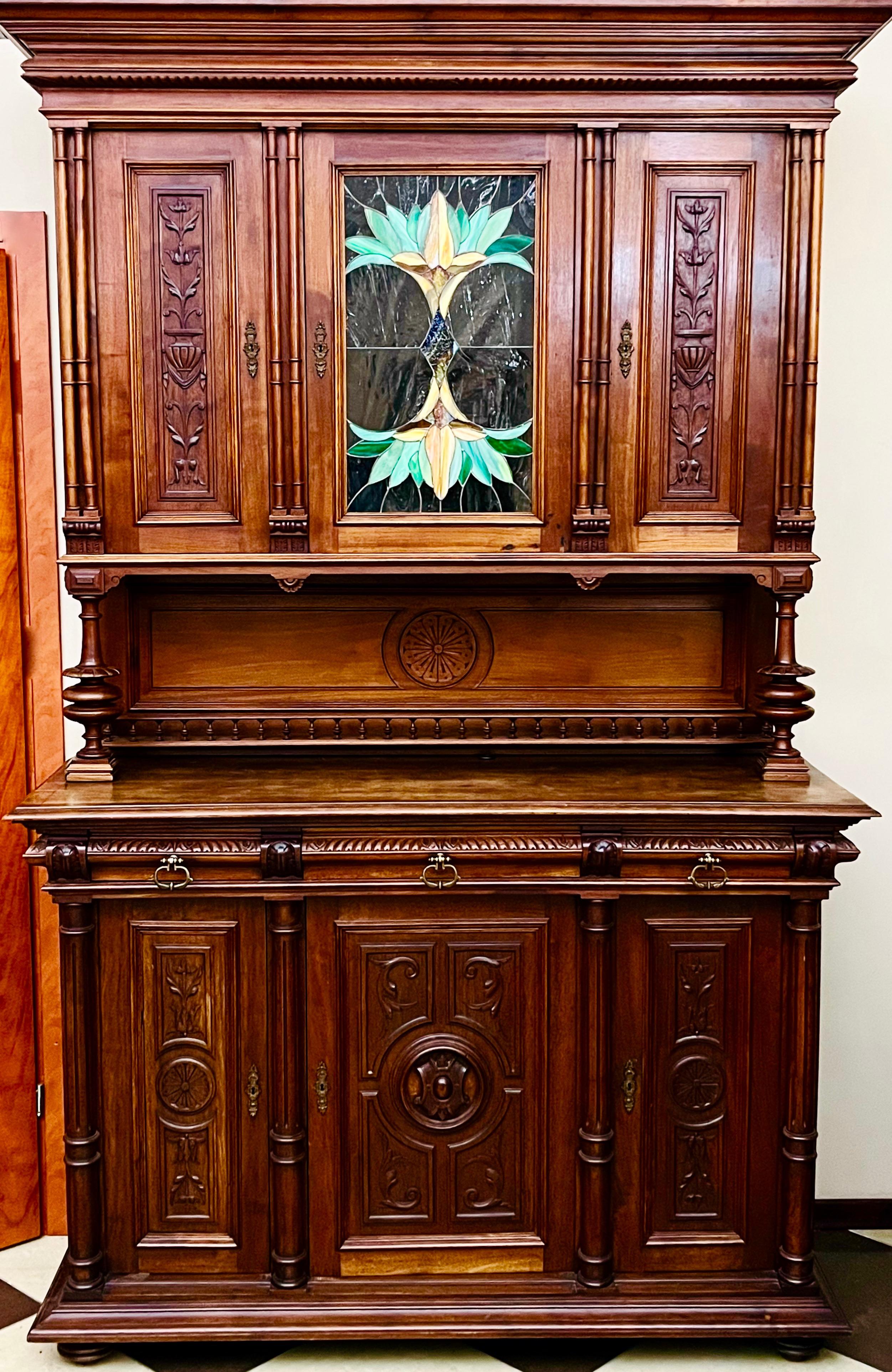 Dekoracyjny kredens w stylu renesansowym