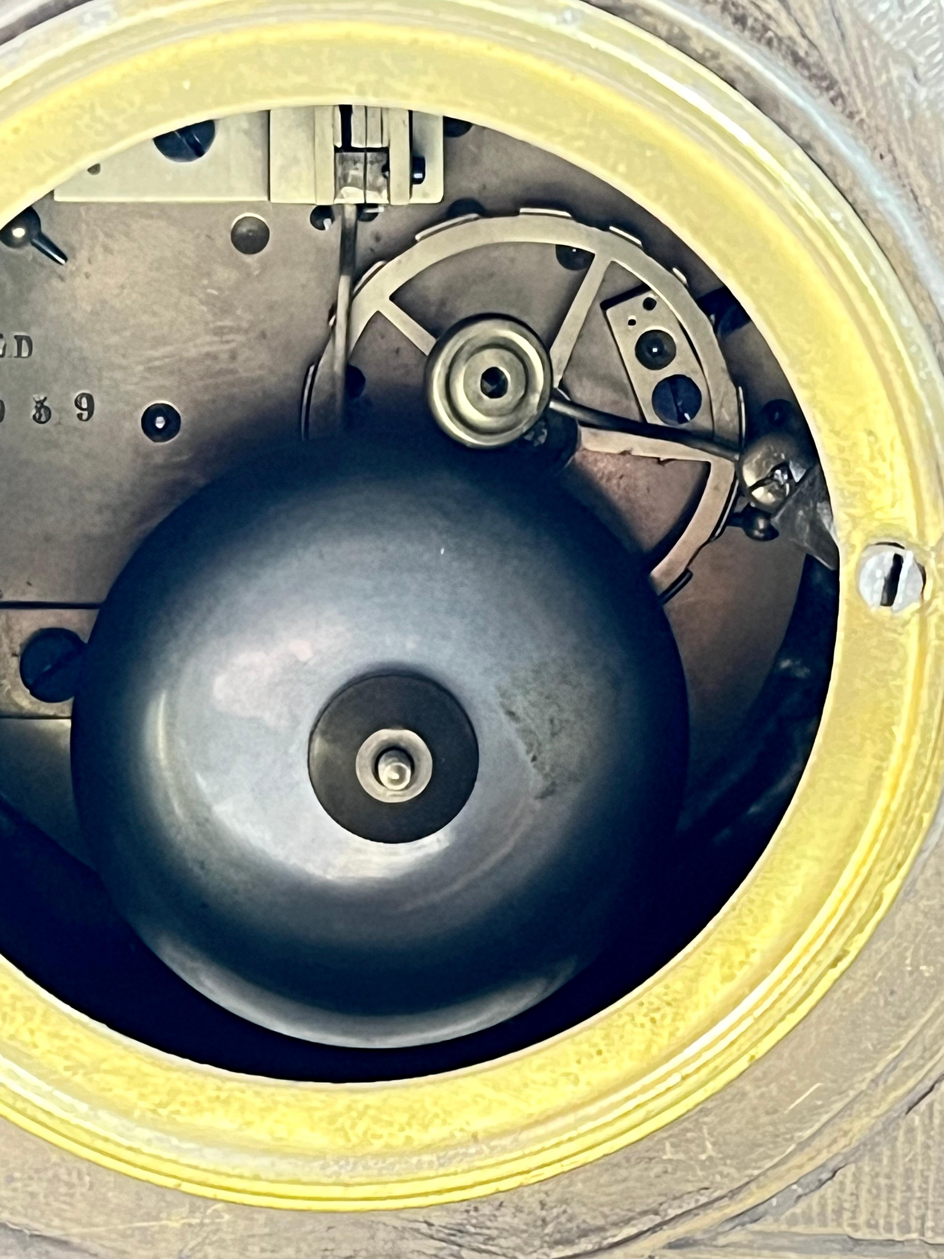 Zegar zdobiony pełnoplastyczną figurą tancerki z mandoliną