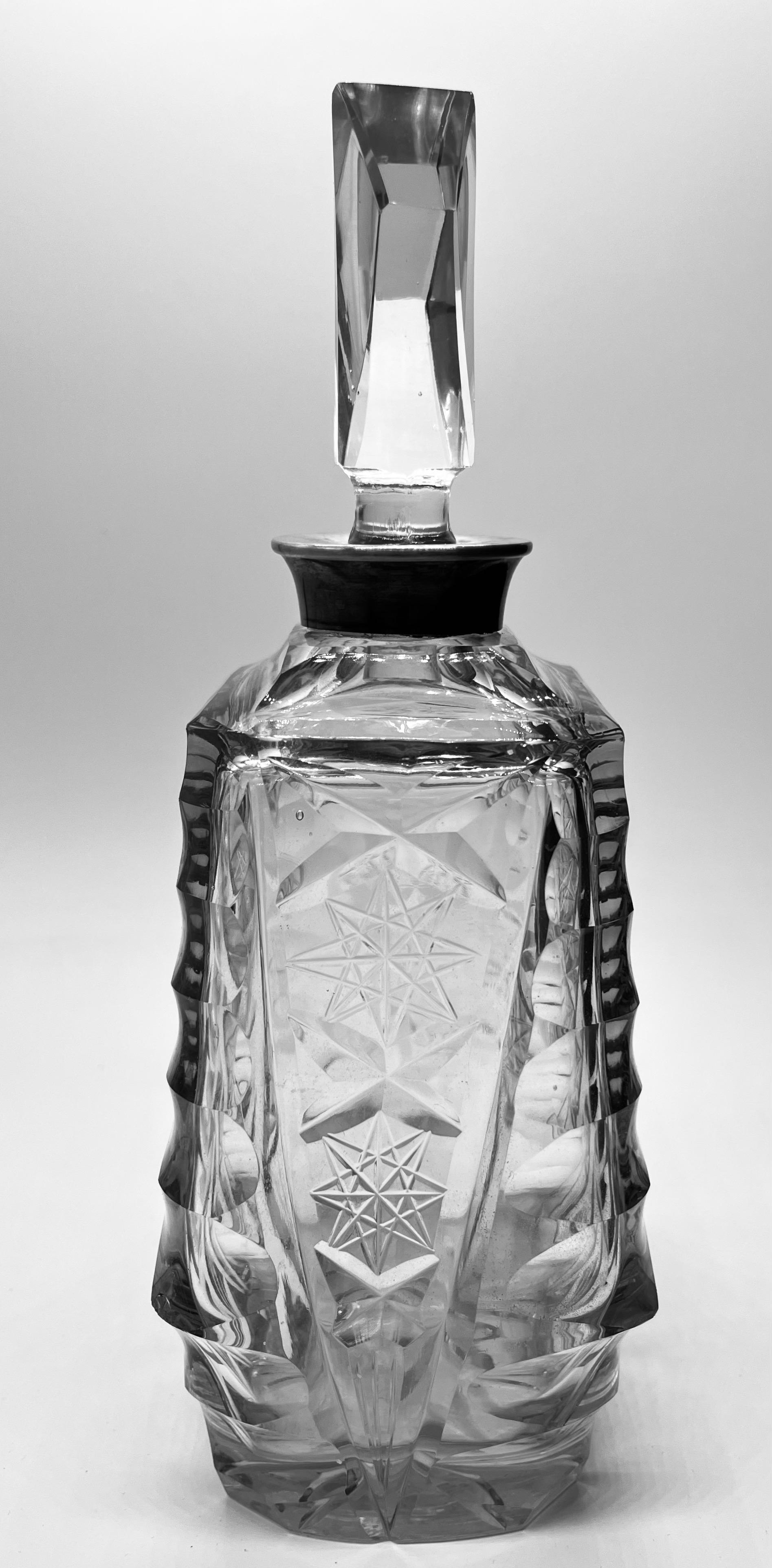 Karafka art deco ze srebrną wylewką