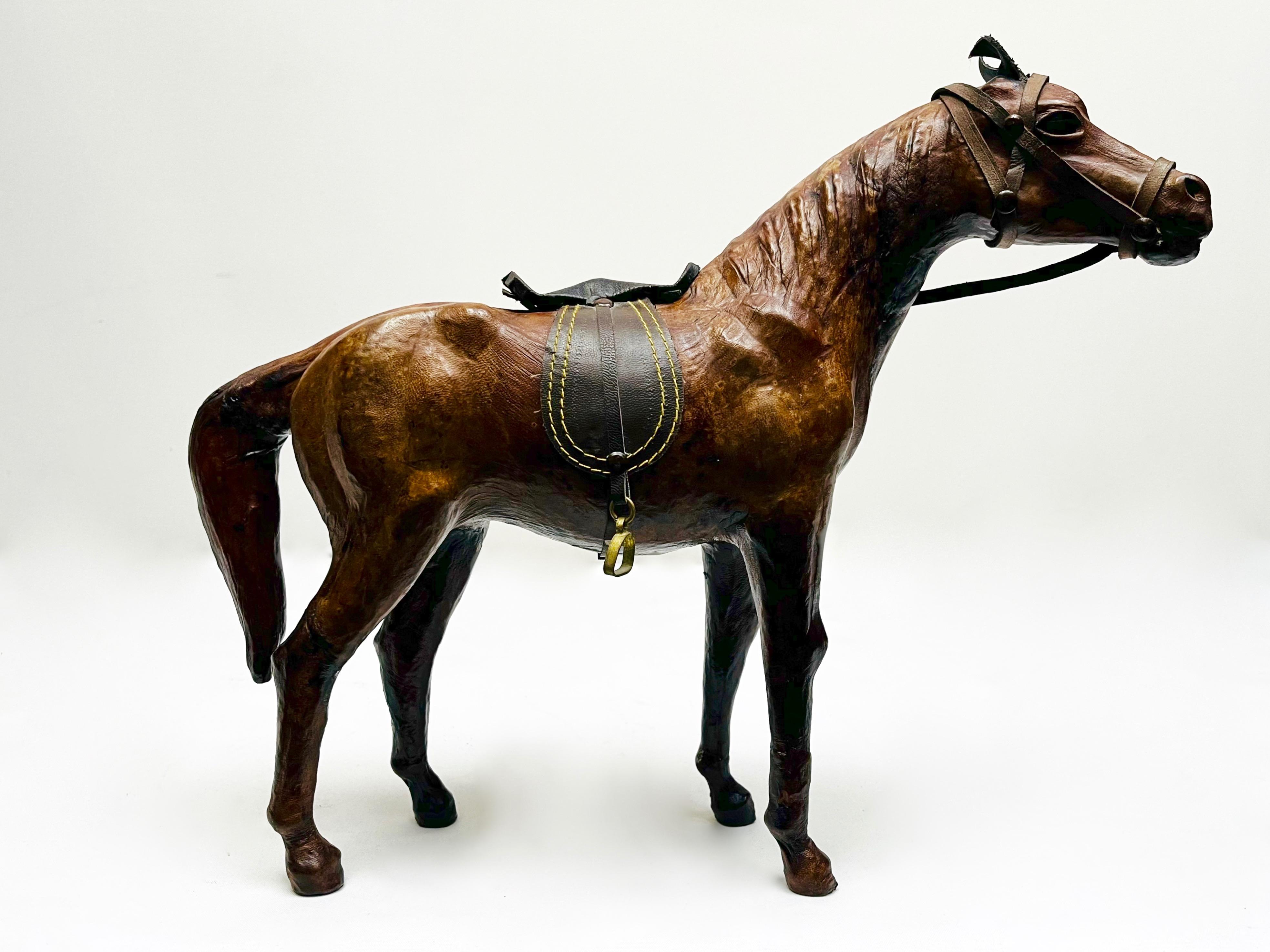 Pełnoplastyczna figura konia wyścigowego z siodłem uzdą i strzemionami