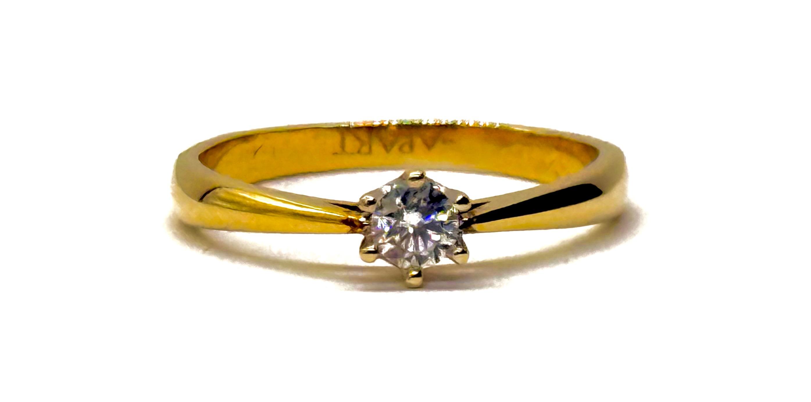 Złoty pierścionek zdobiony diamentem 0,12 ct