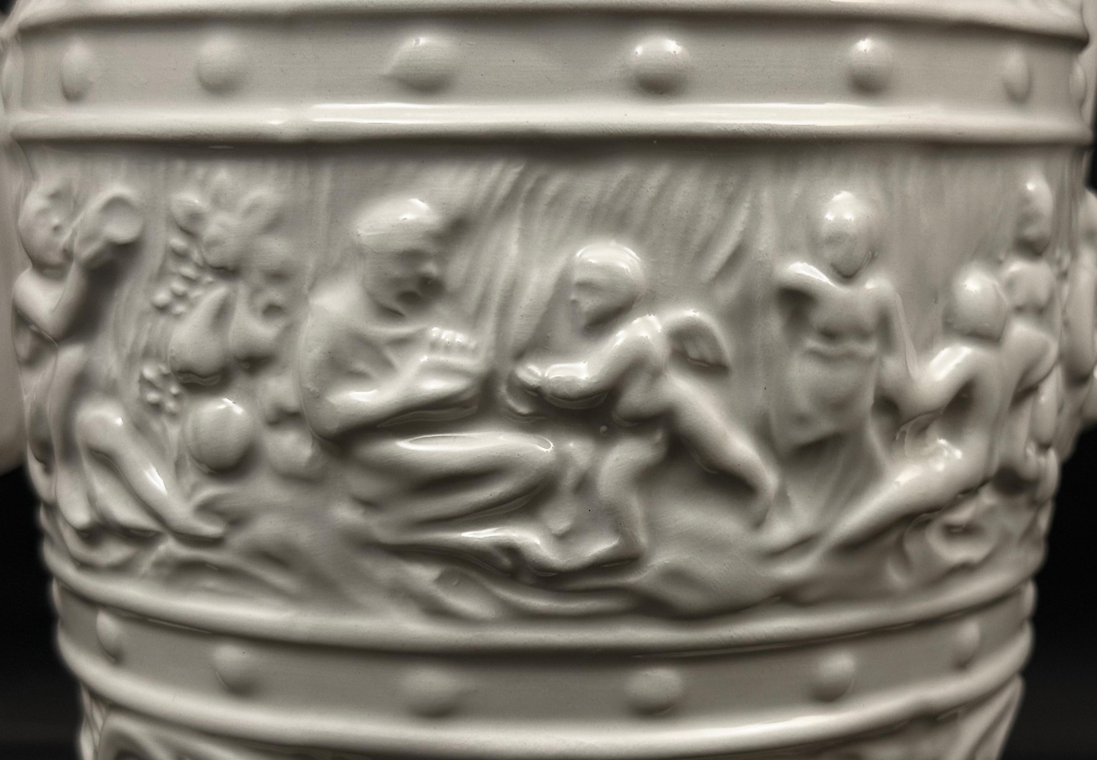 Dekoracyjna waza reliefowa z nakrywą