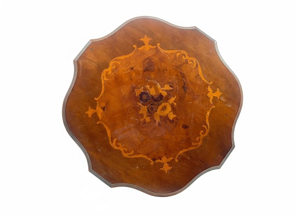 Stolik salonowy stojący na 3 giętych nogach