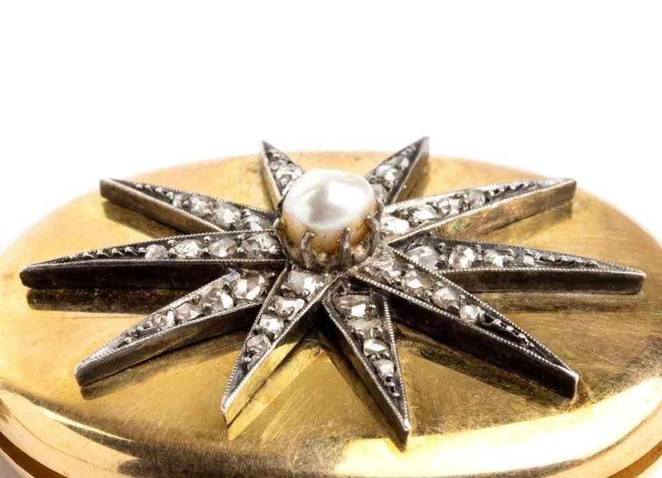 Zabytkowy złoty owalny wisior, zdobiony gwiazdą z diamentami w szlifie rozetowym i perłą, Francja XIX w.