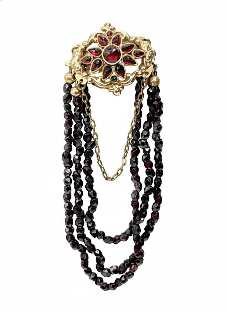 Bransoleta z granatami ze złotym zapięciem