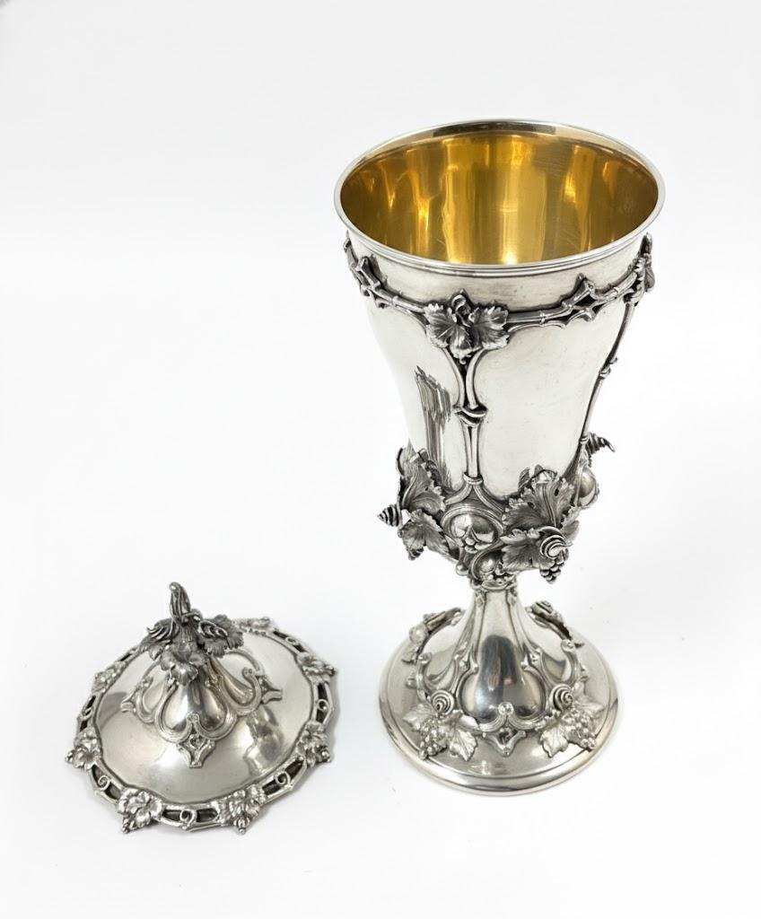 Srebrny neogotycki puchar z nakrywą