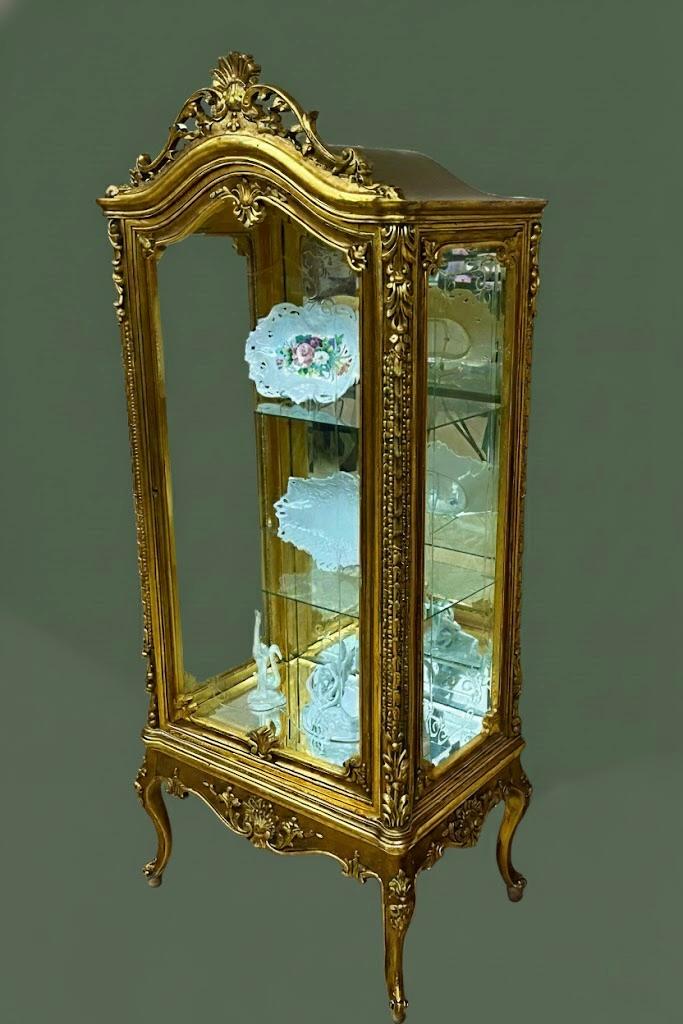 Salonowa złocona witryna jednodrzwiowa w stylu barokowym