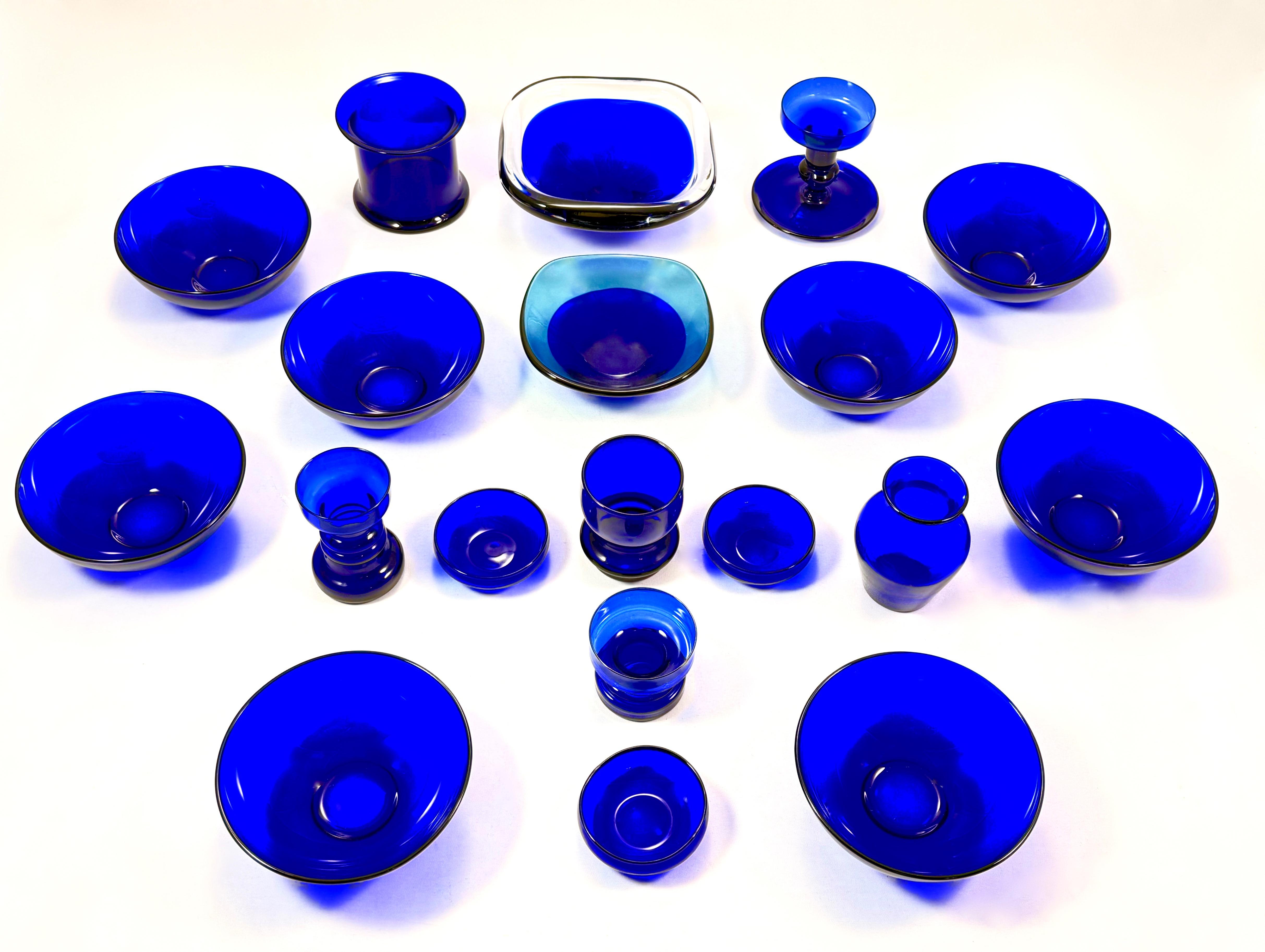 Zestaw ze szkła kobaltowego- 19 sztuk