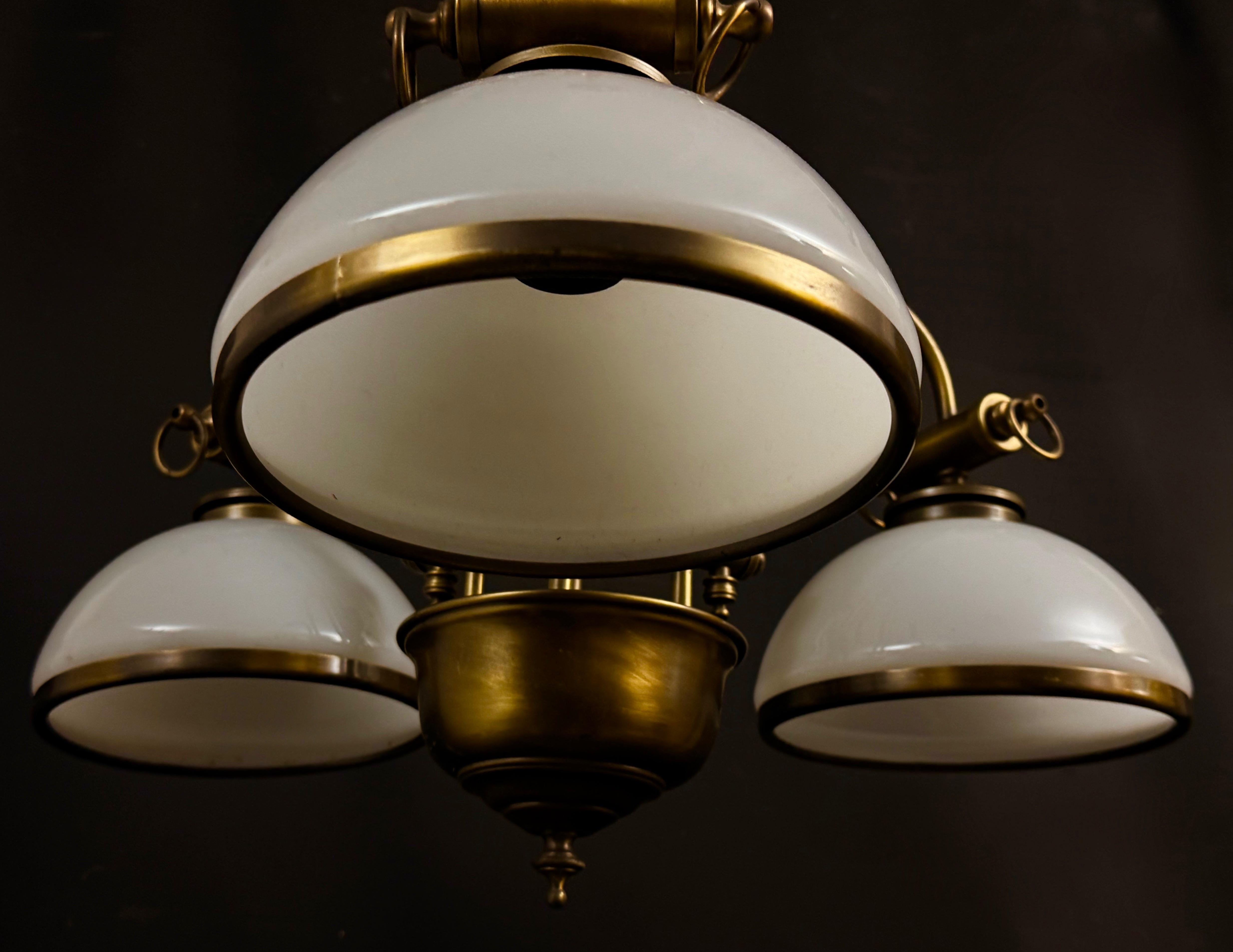 Żyrandol  trójramienny z kloszami