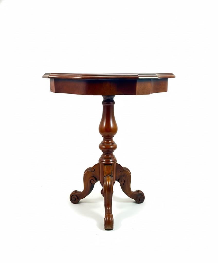 Stolik salonowy stojący na 3 giętych nogach