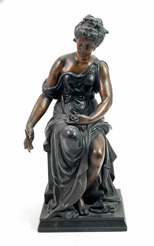 Figura siedzącej Greczynki na cokole