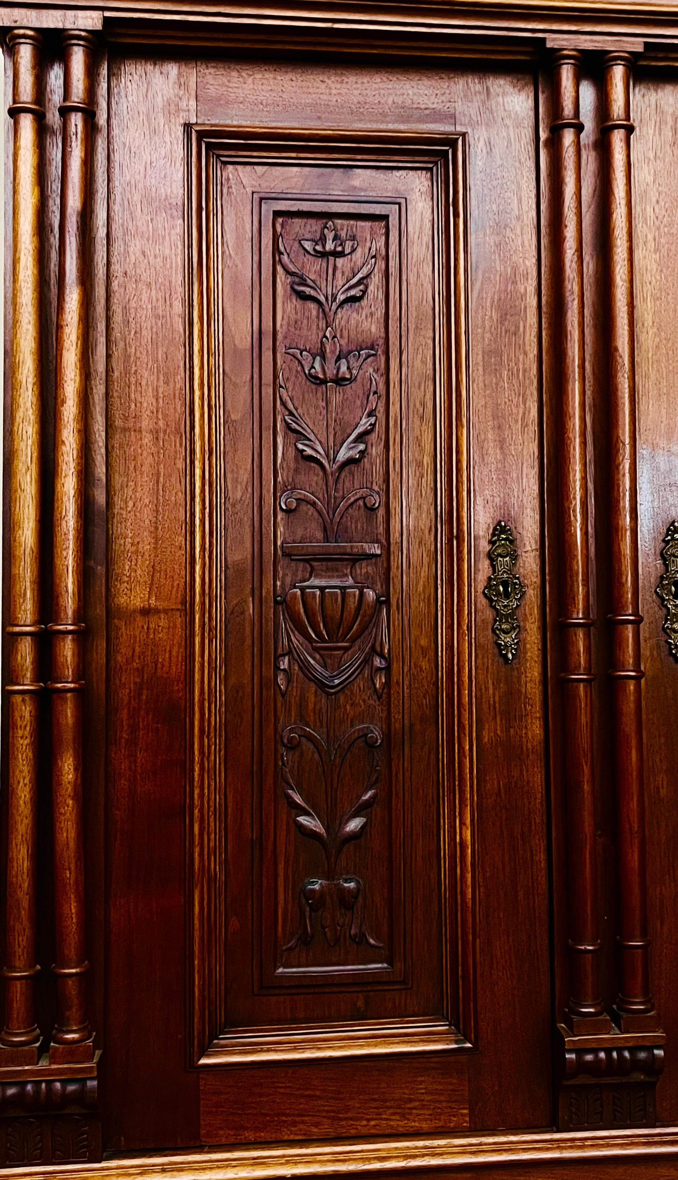 Dekoracyjny kredens w stylu renesansowym