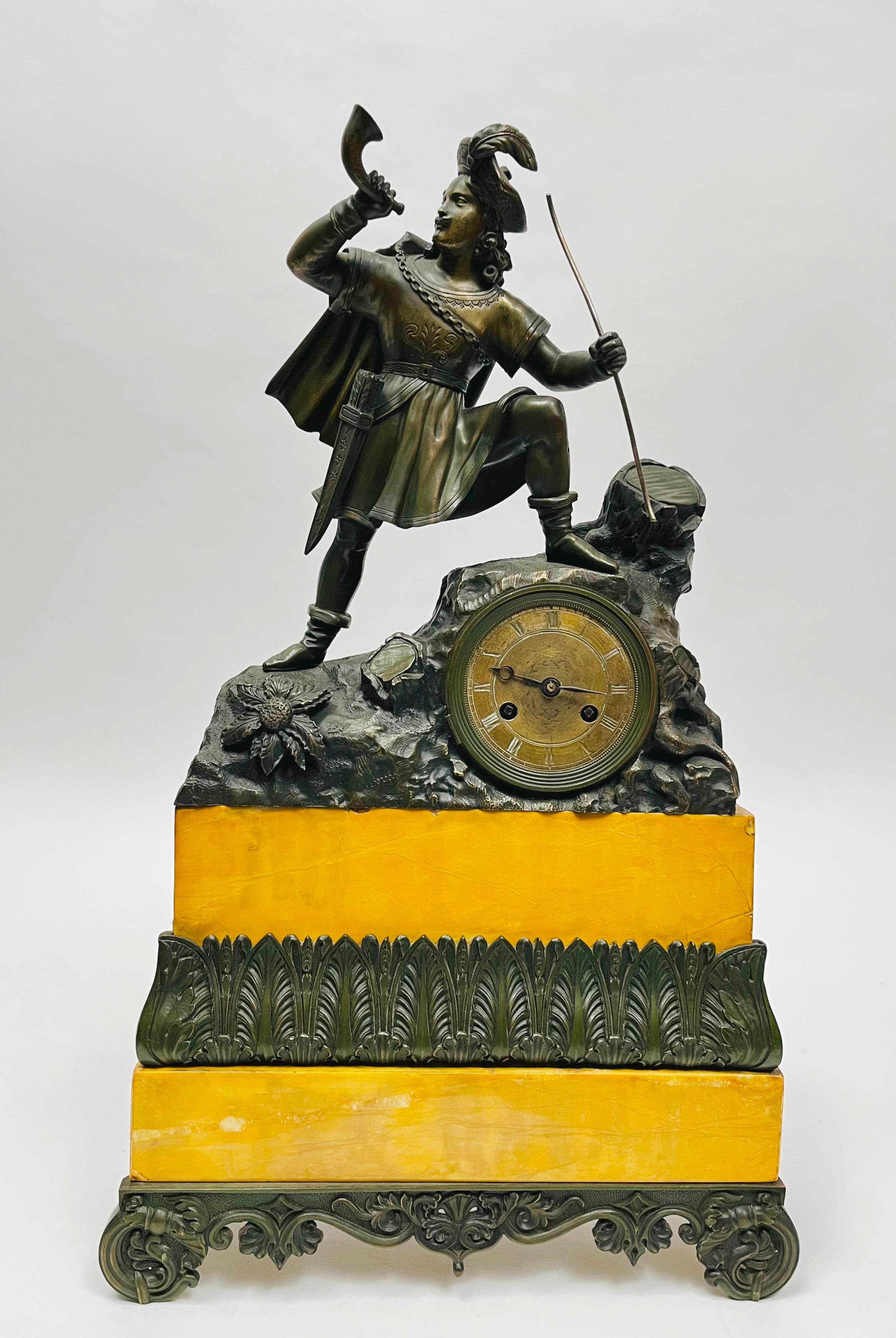 Zegar komodowy zdobiony pełnoplastyczną figurą łowczego