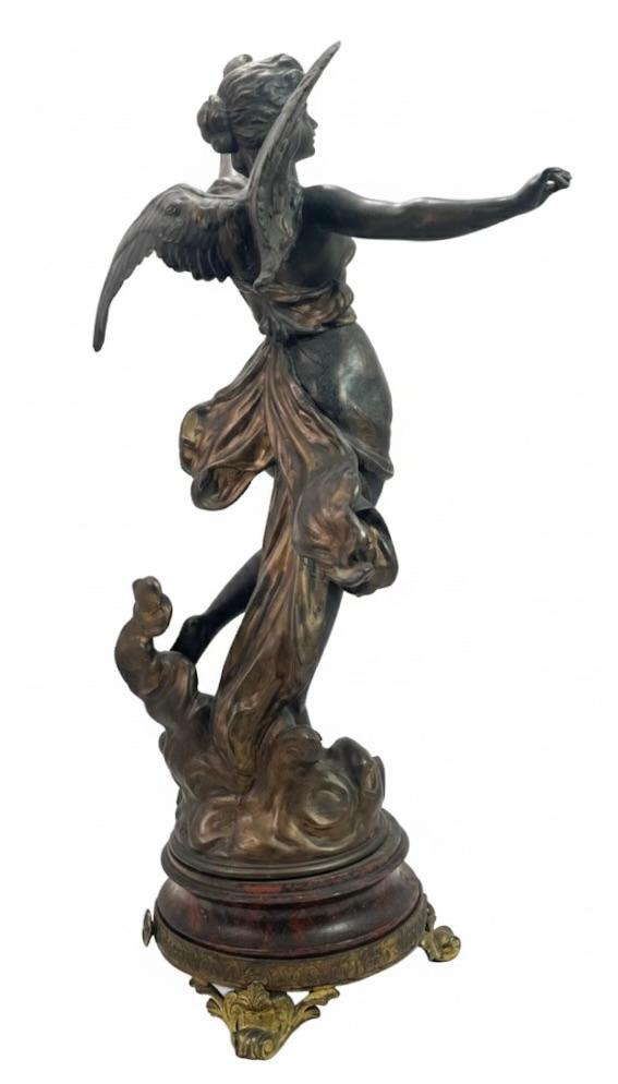 Pełnoplastyczna figura uskrzydlonej minerwy