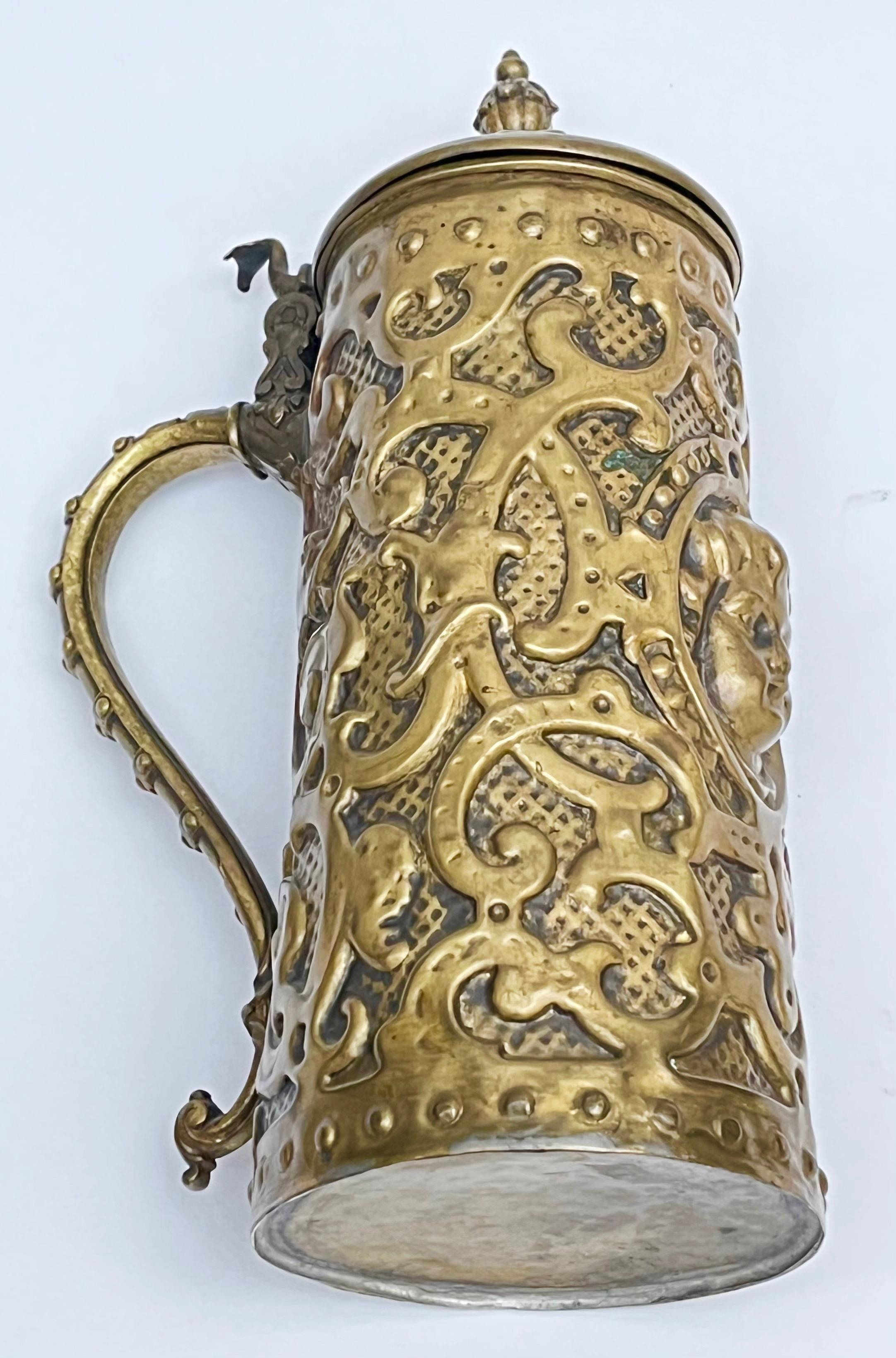 Dekoracyjny kufel z nakrywą