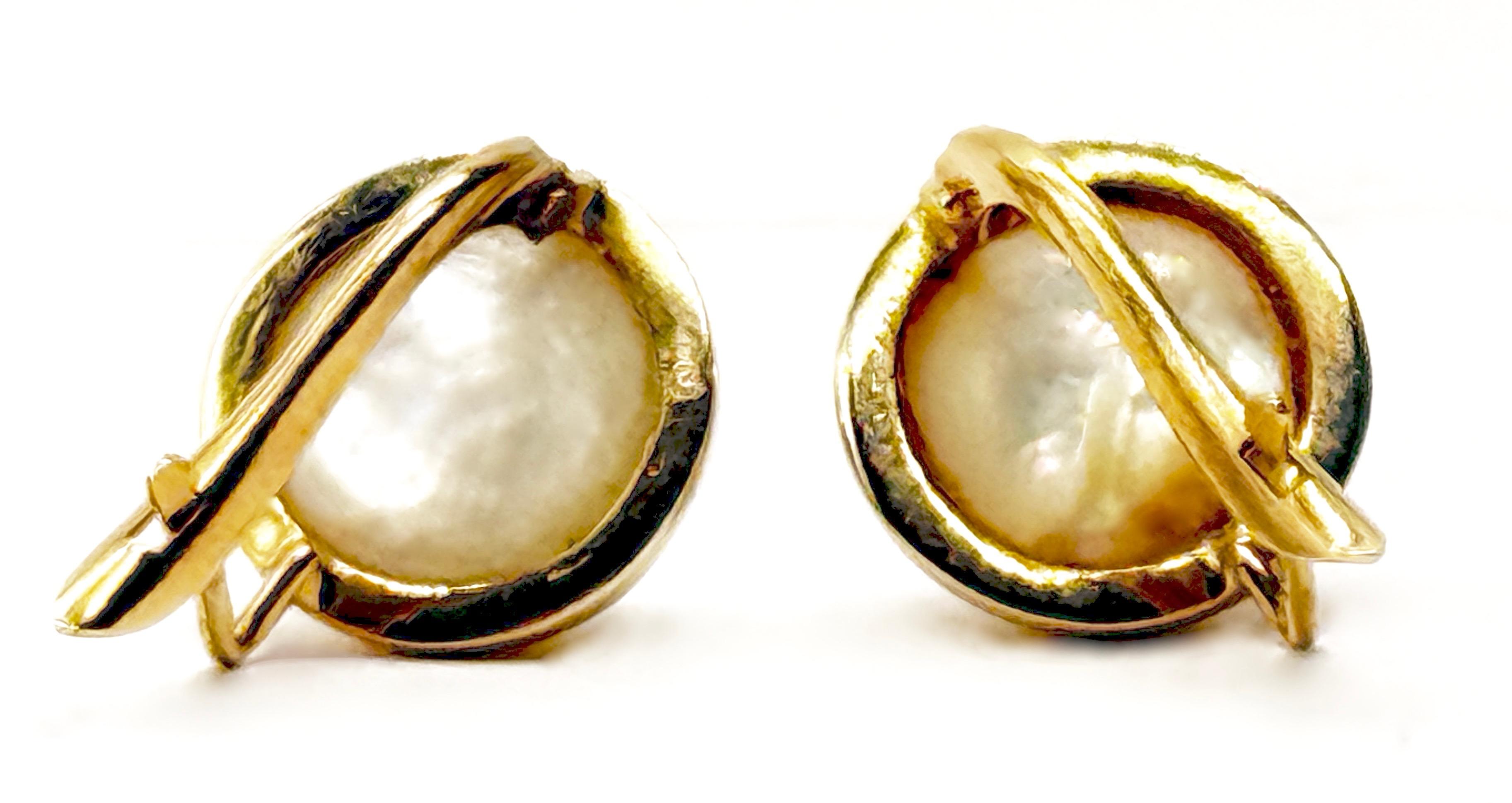 Złote kolczyki zdobione perłami Mabe, masa 4.65 g