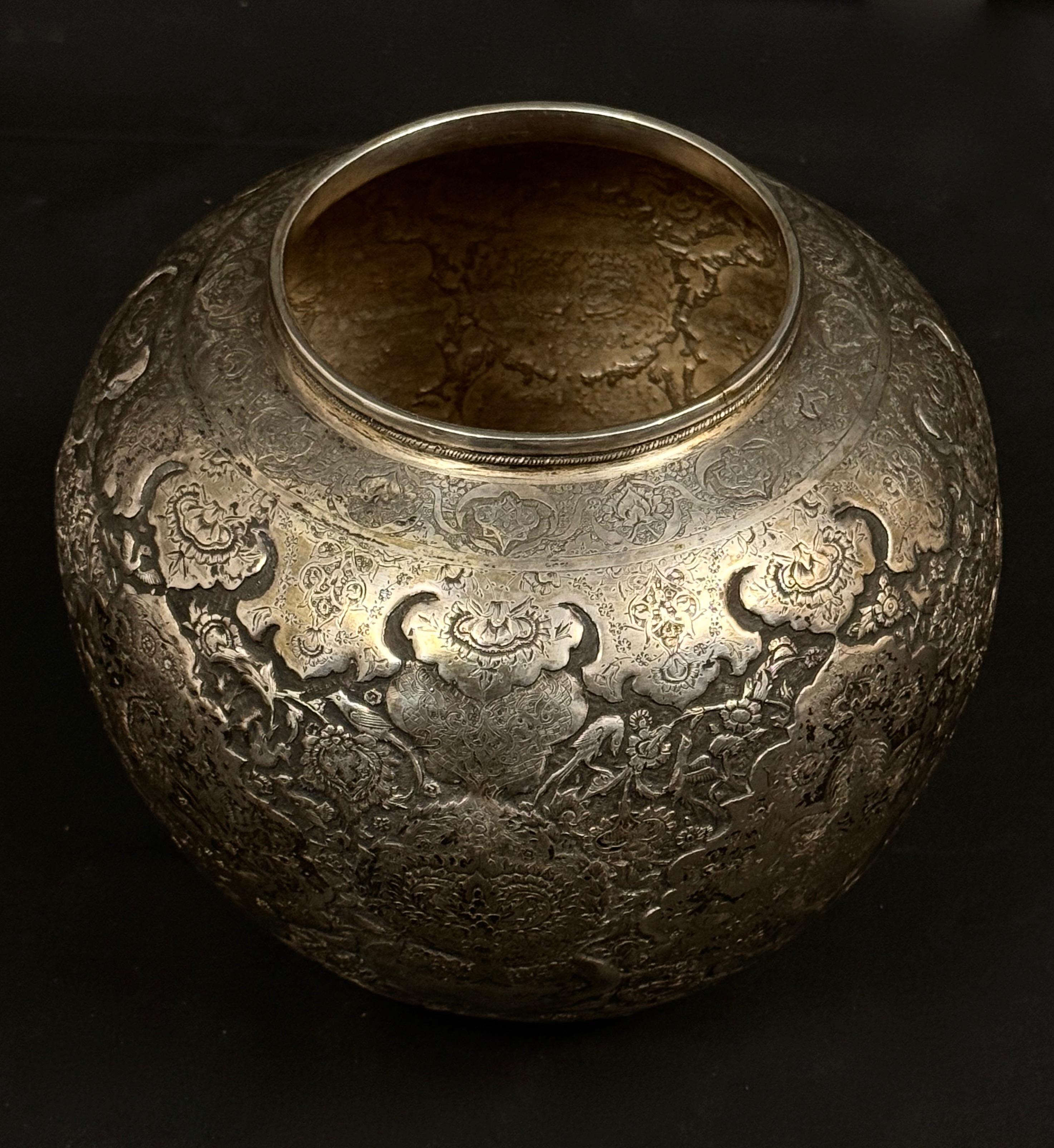 Srebrny wazon , masa 975 g