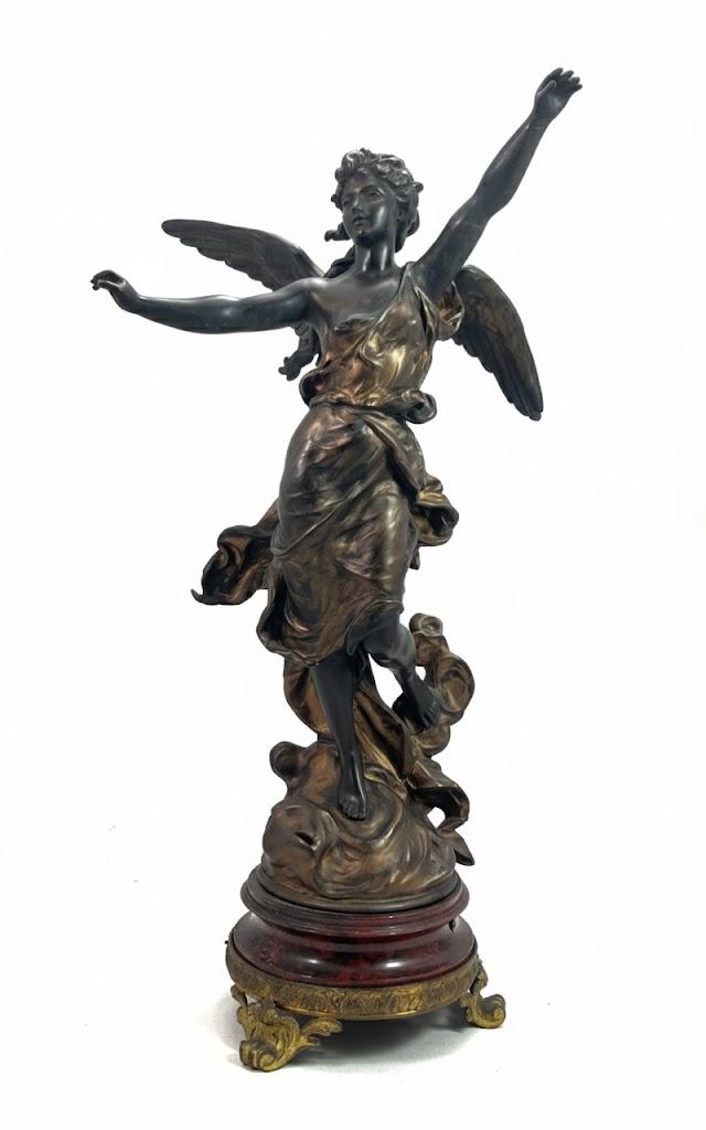 Pełnoplastyczna figura uskrzydlonej minerwy