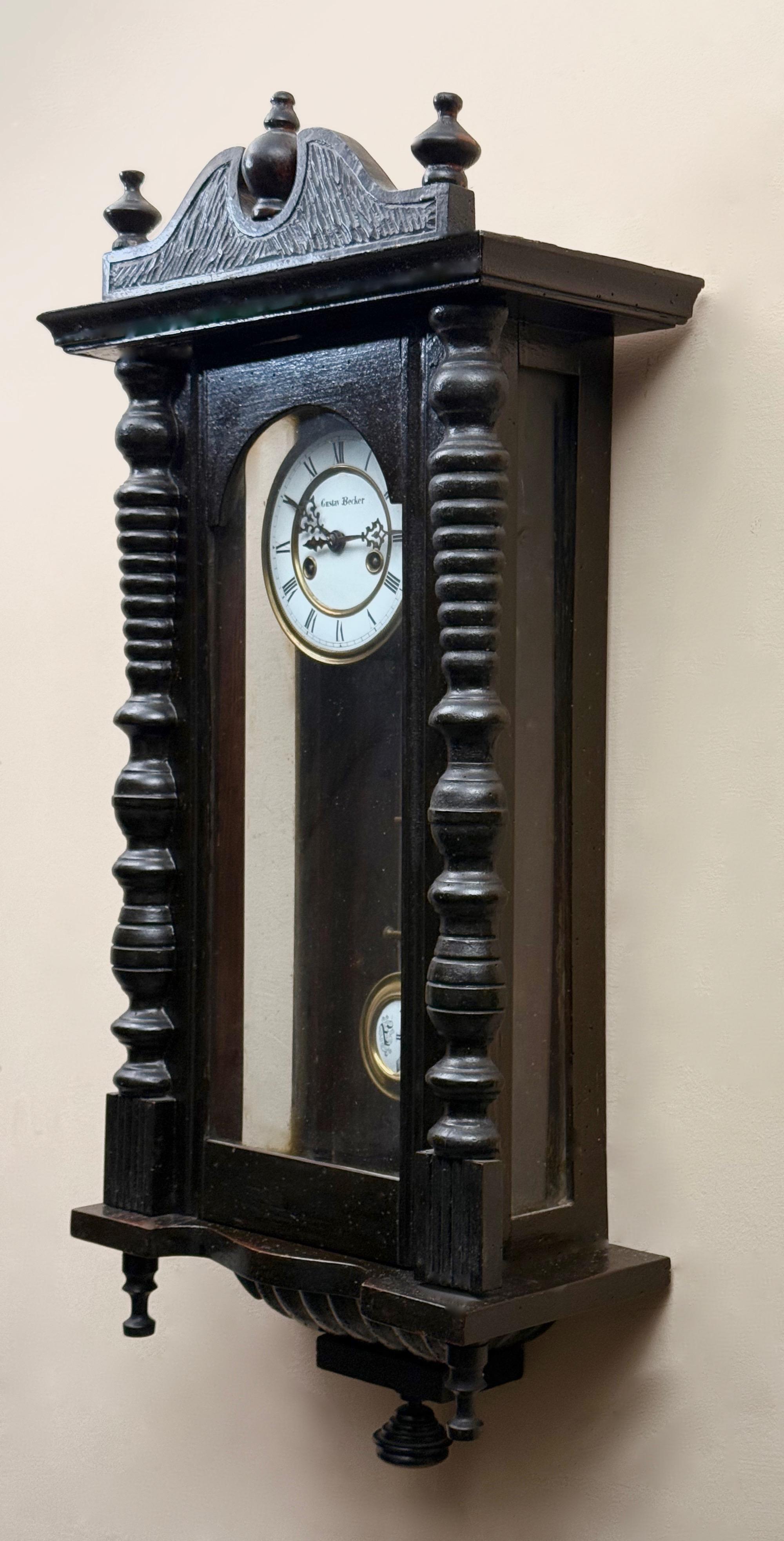 Dekoracyjny zegar ścienny szafkowy