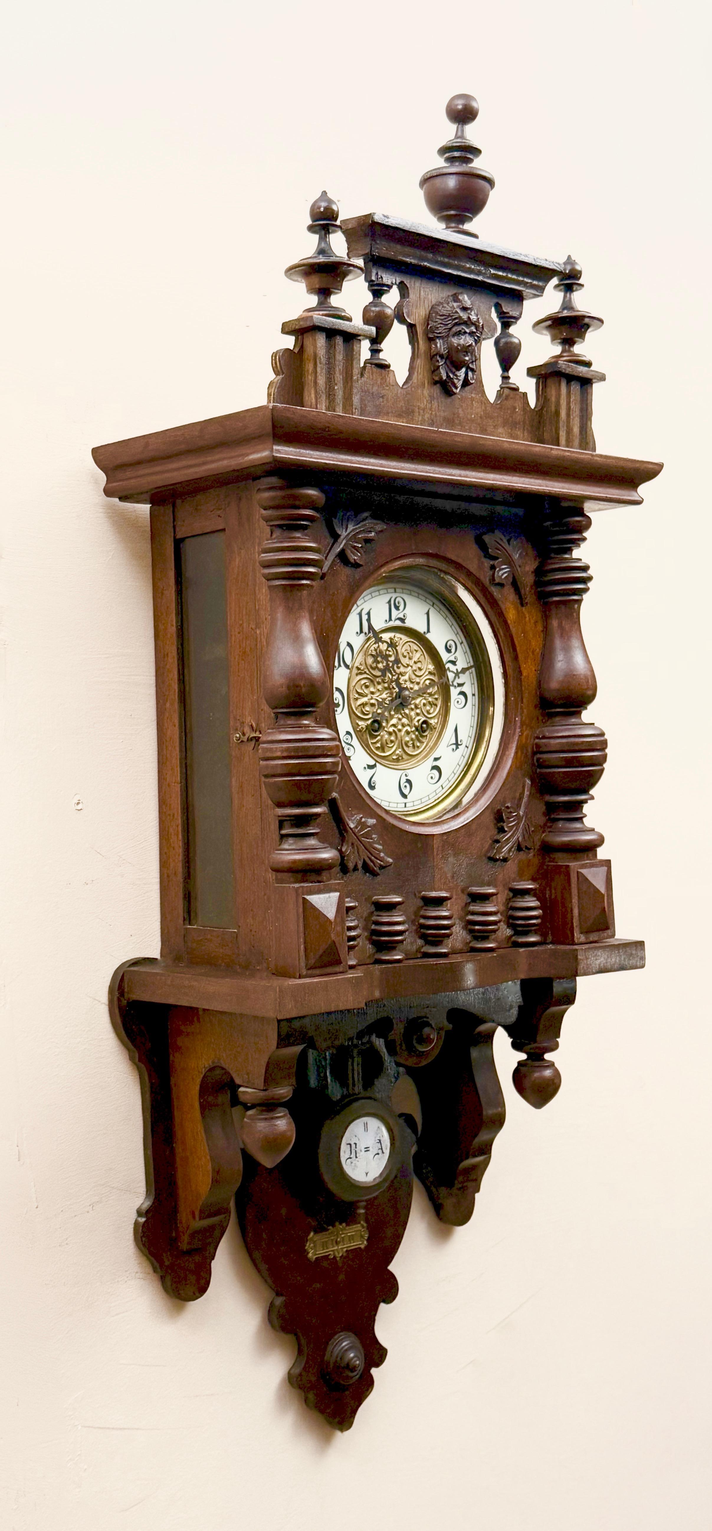 Dekoracyjny zegar ścienny szafkowy