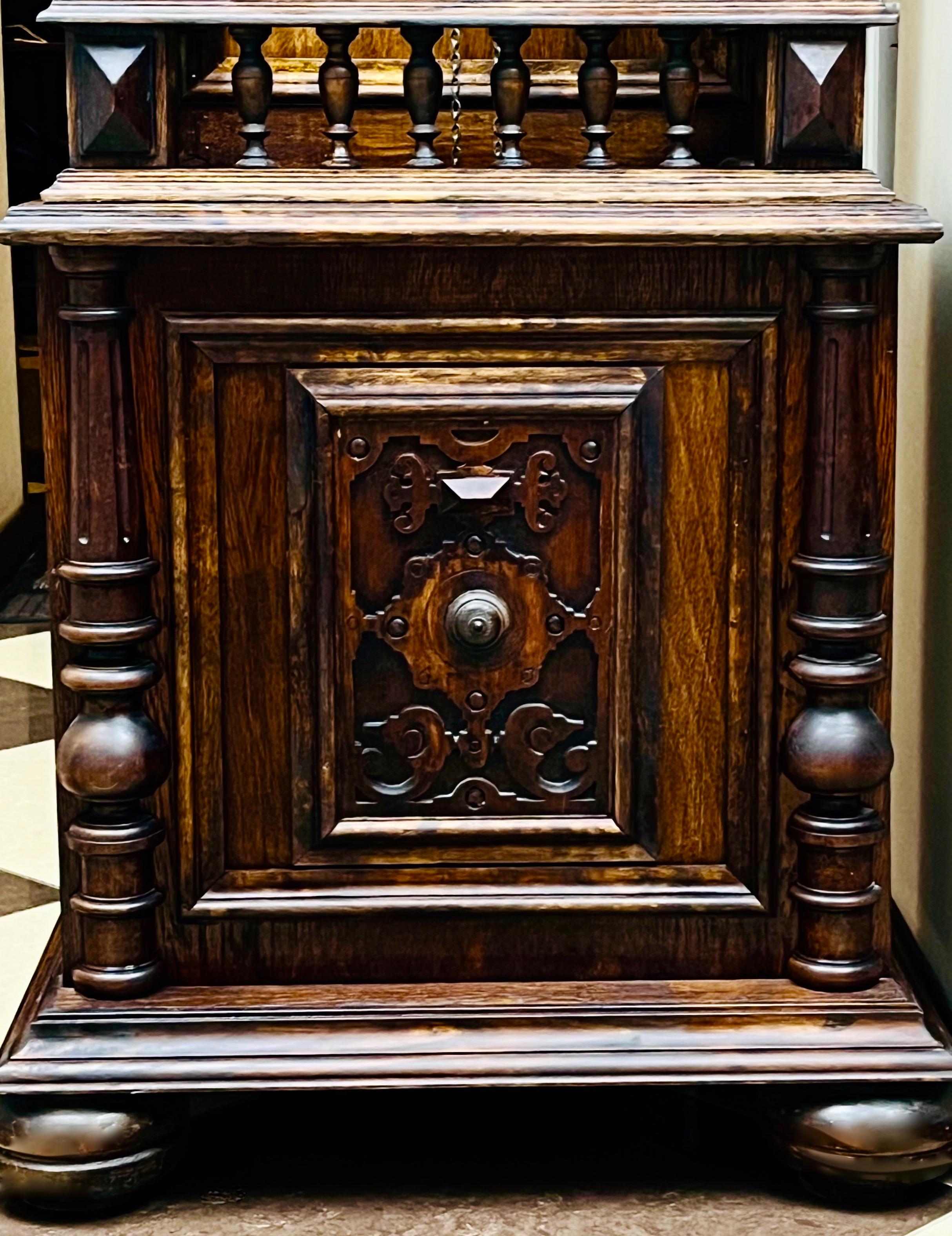 Dekoracyjny zegar stojący neorenesansowy