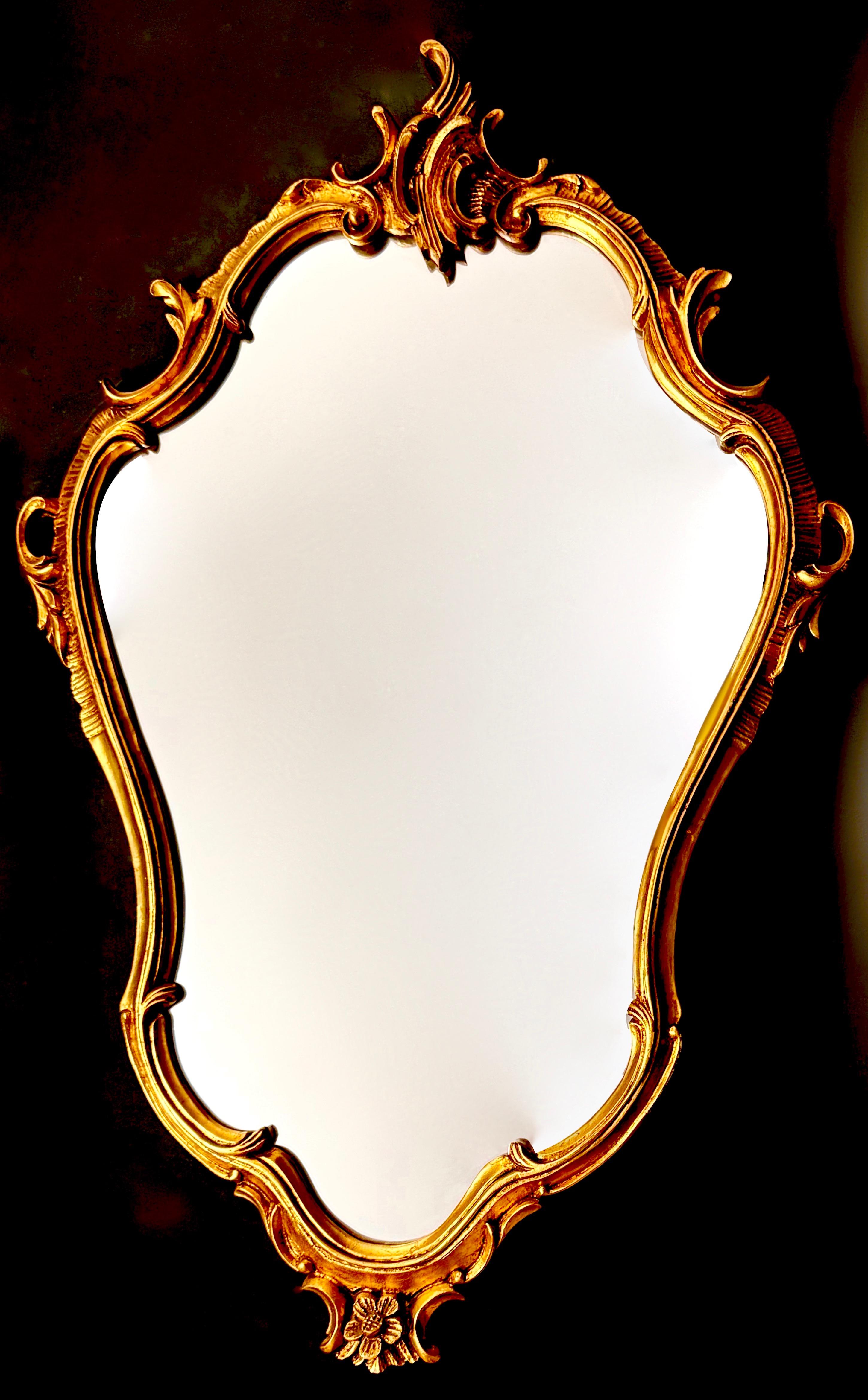 Lustro salonowe w ozdobnej ramie