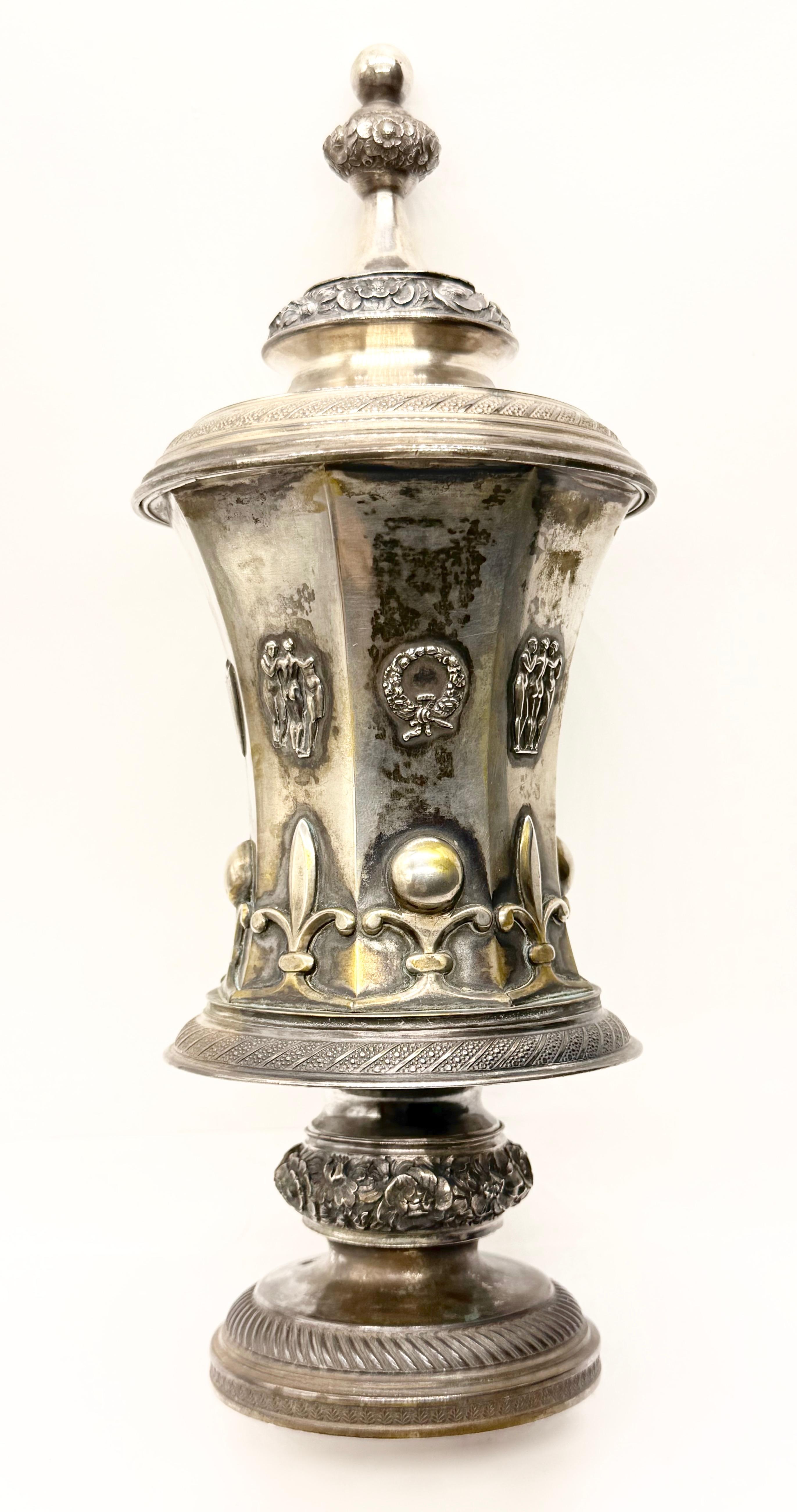 Srebrny puchar z nakrywą , Austria 1829 r, masa łączna 581 g