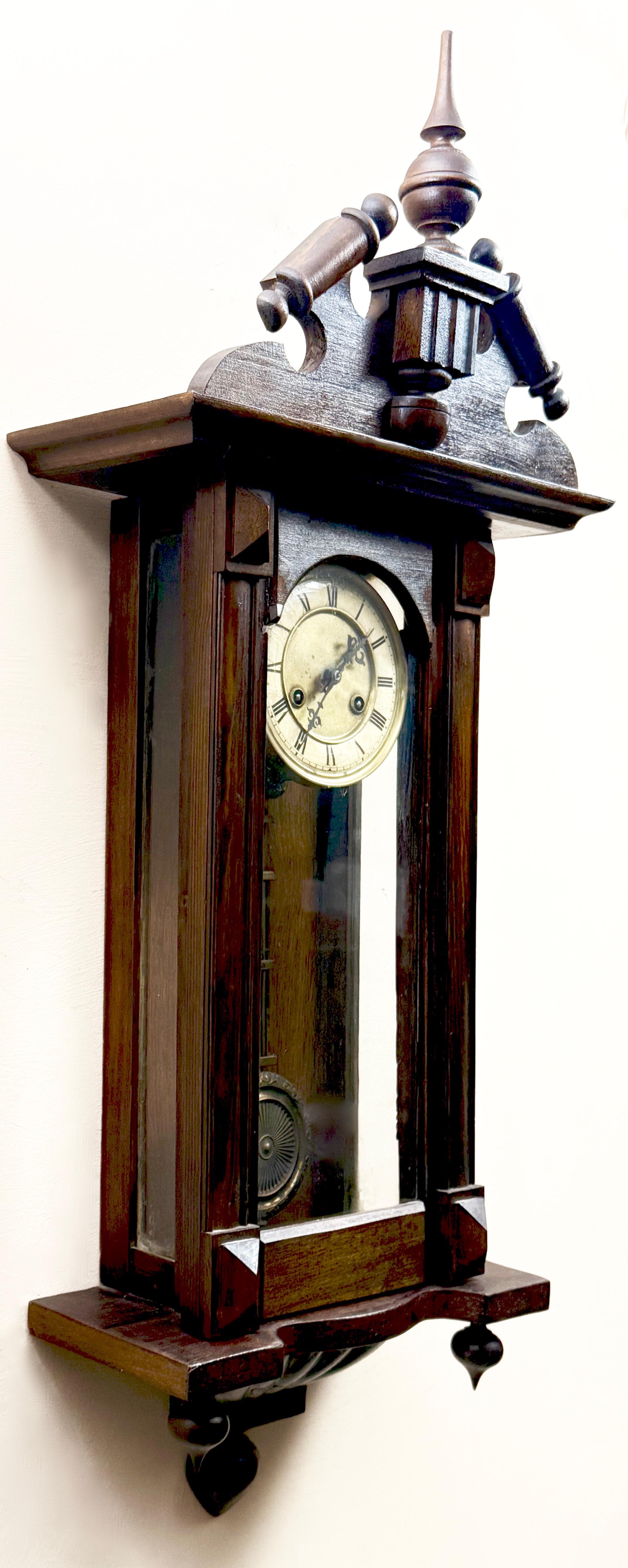 Dekoracyjny zegar ścienny szafkowy