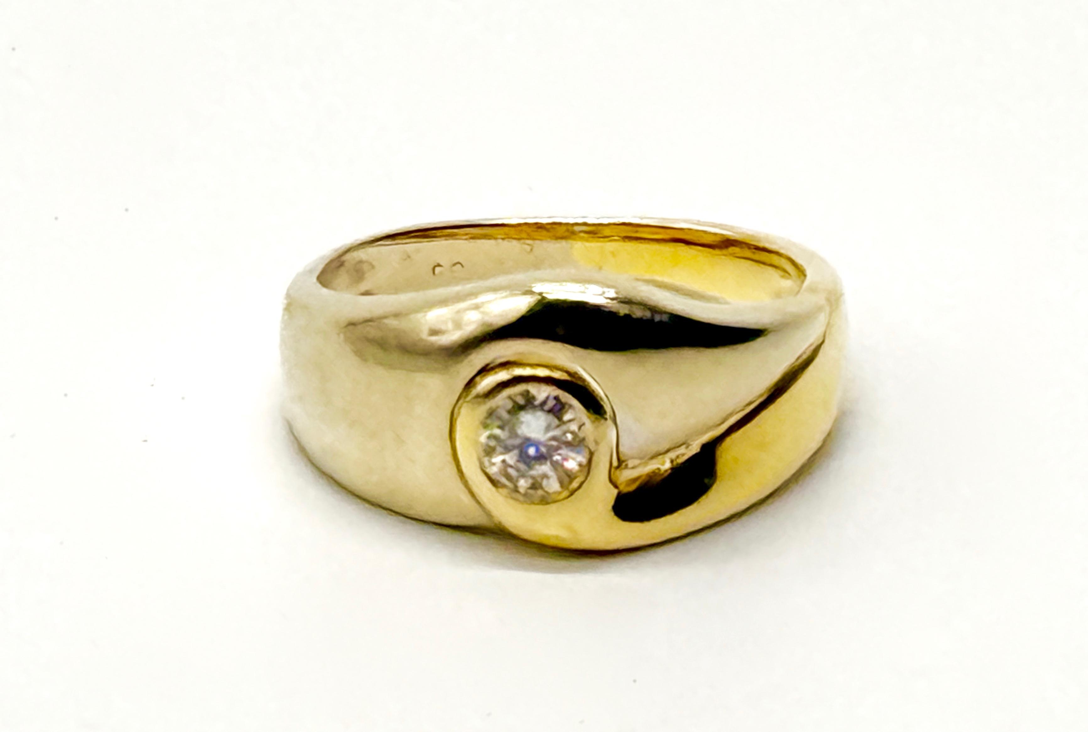 Złoty pierścionek , masa 5,1 g