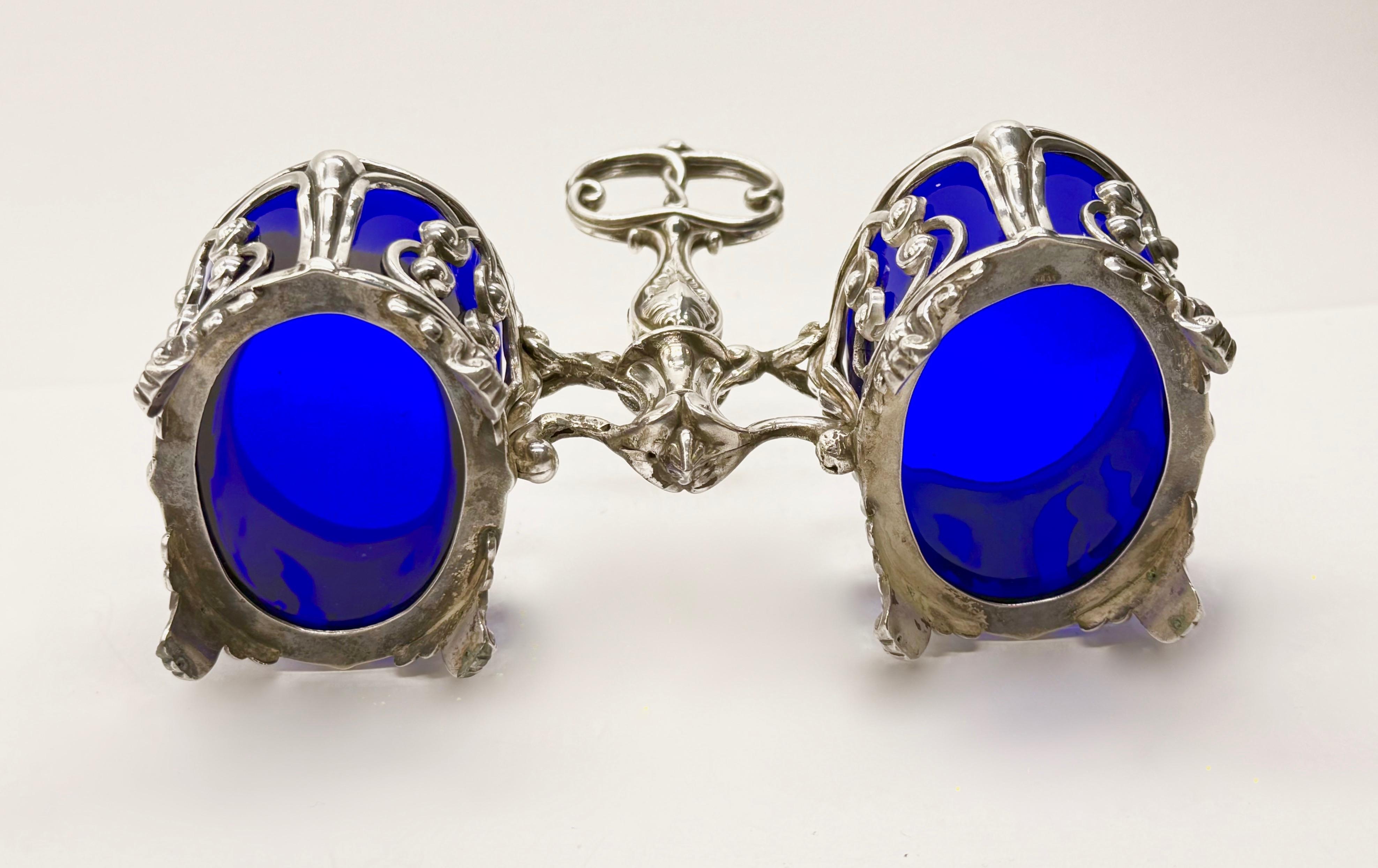 Srebrny kabaret do przypraw z kobaltowymi szklanymi wkładami, masa łączna 312 g