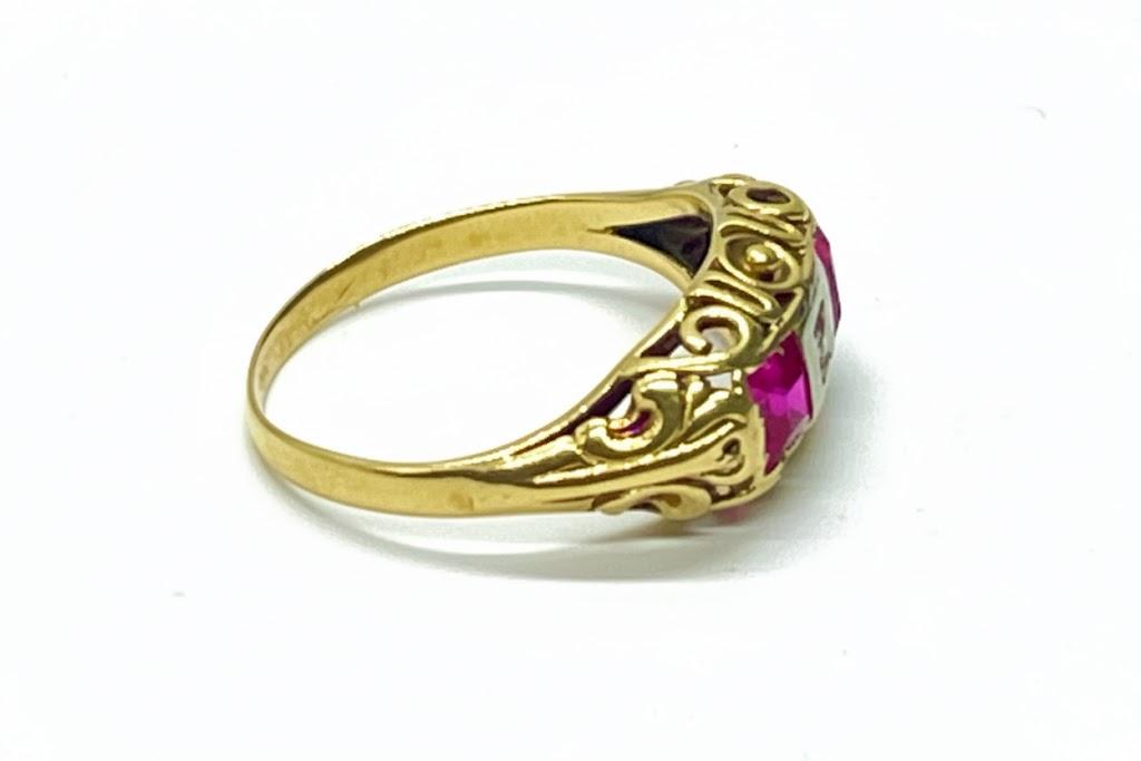 Złoty pierścionek z diamentem i dwoma rubinami