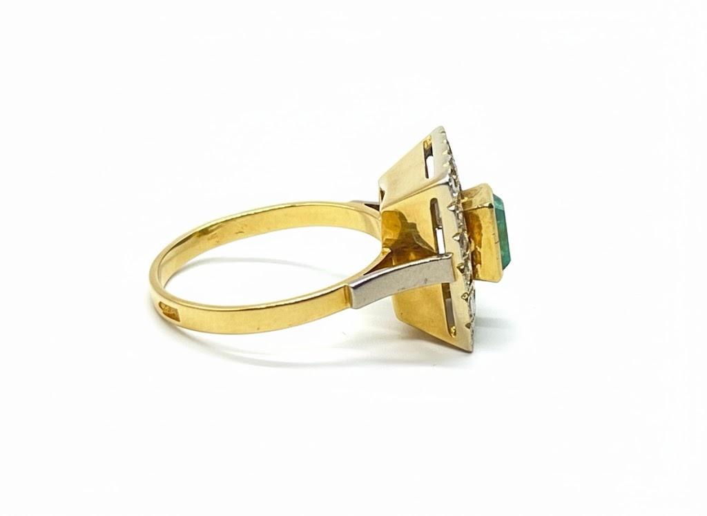 Złoty pierścionek ze szmaragdem i diamentami, masa łączna 7,34 g