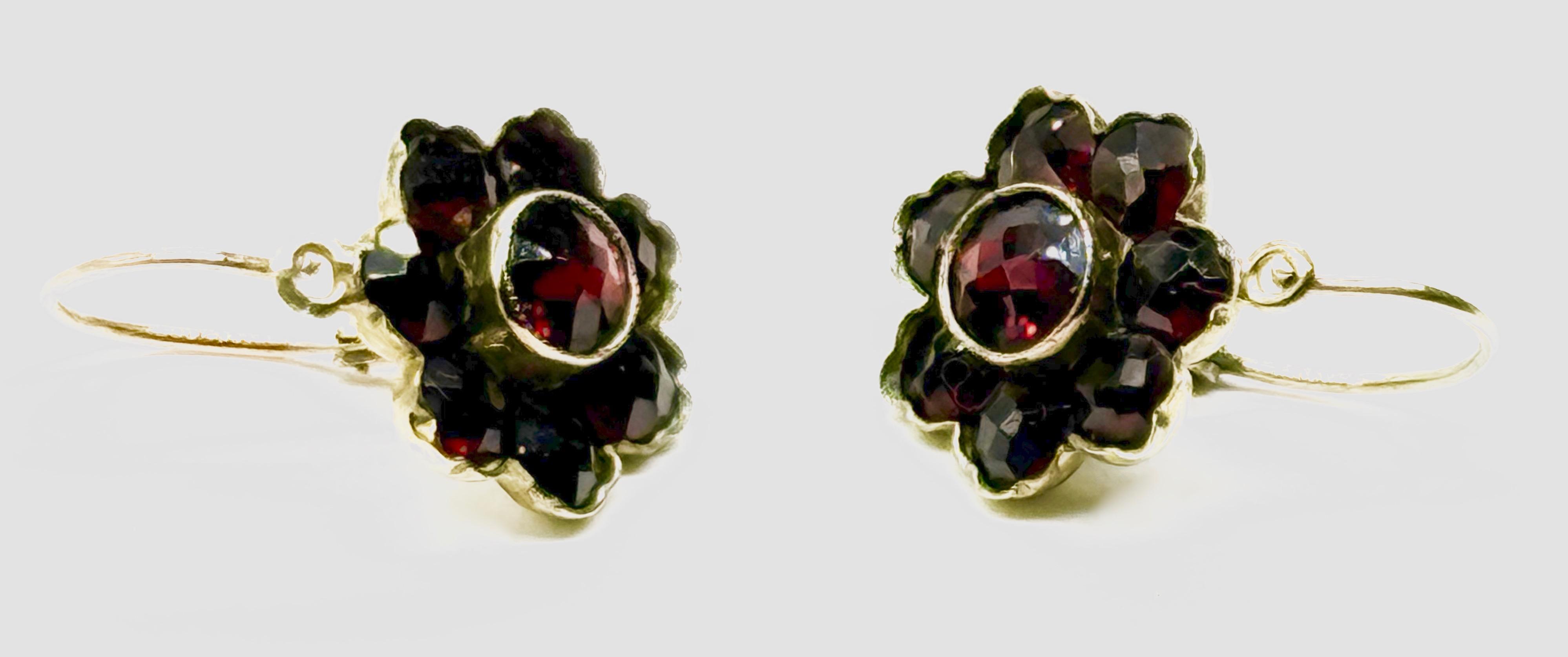 Złote kolczyki z granatami