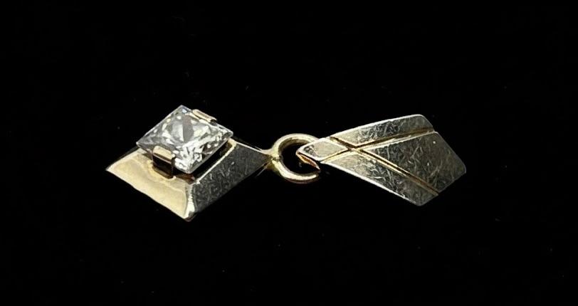 Złoty wisior zdobiony diamentem 0,32 ct