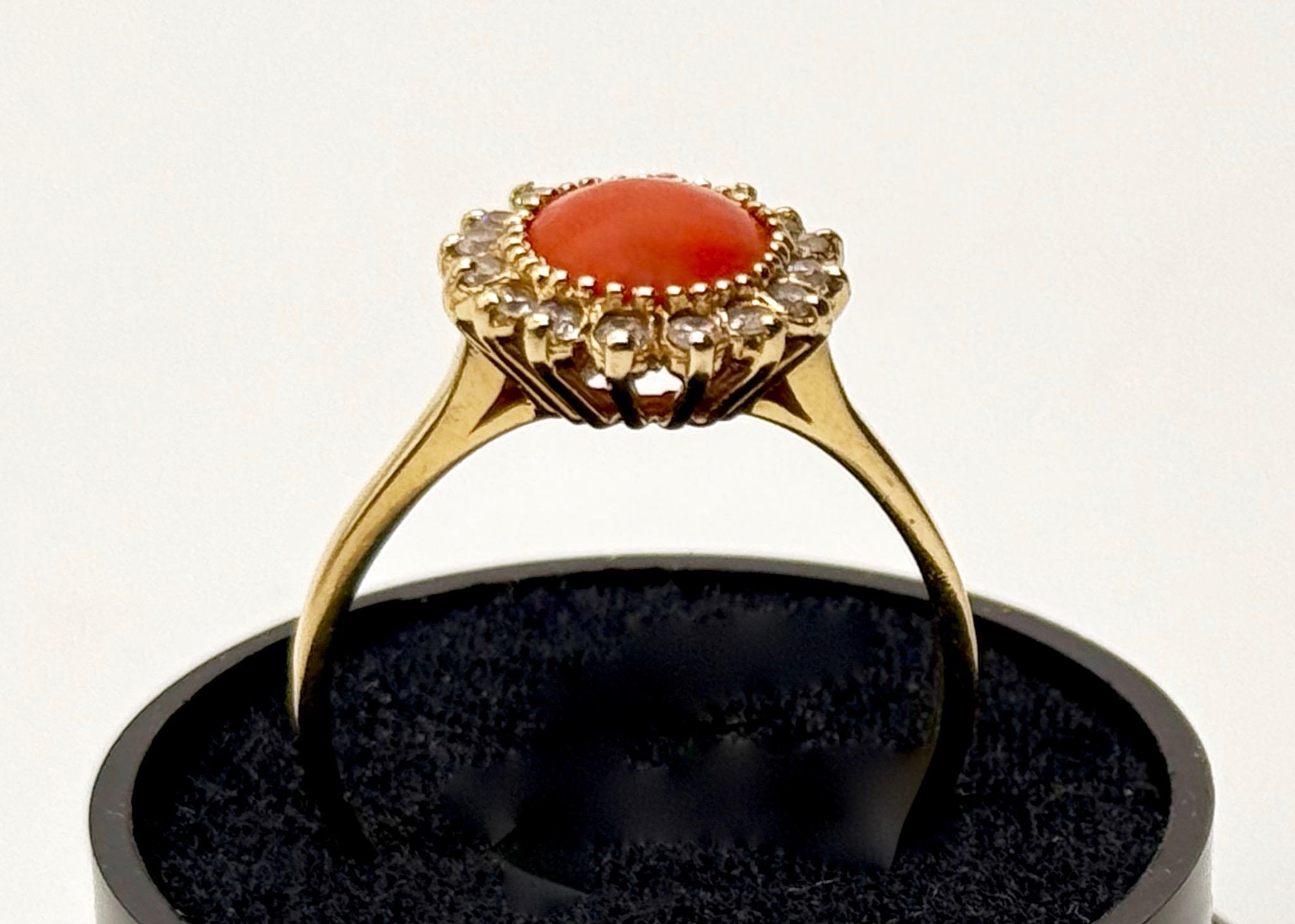 Złoty pierścionek zdobiony koralem , masa 3,8 g