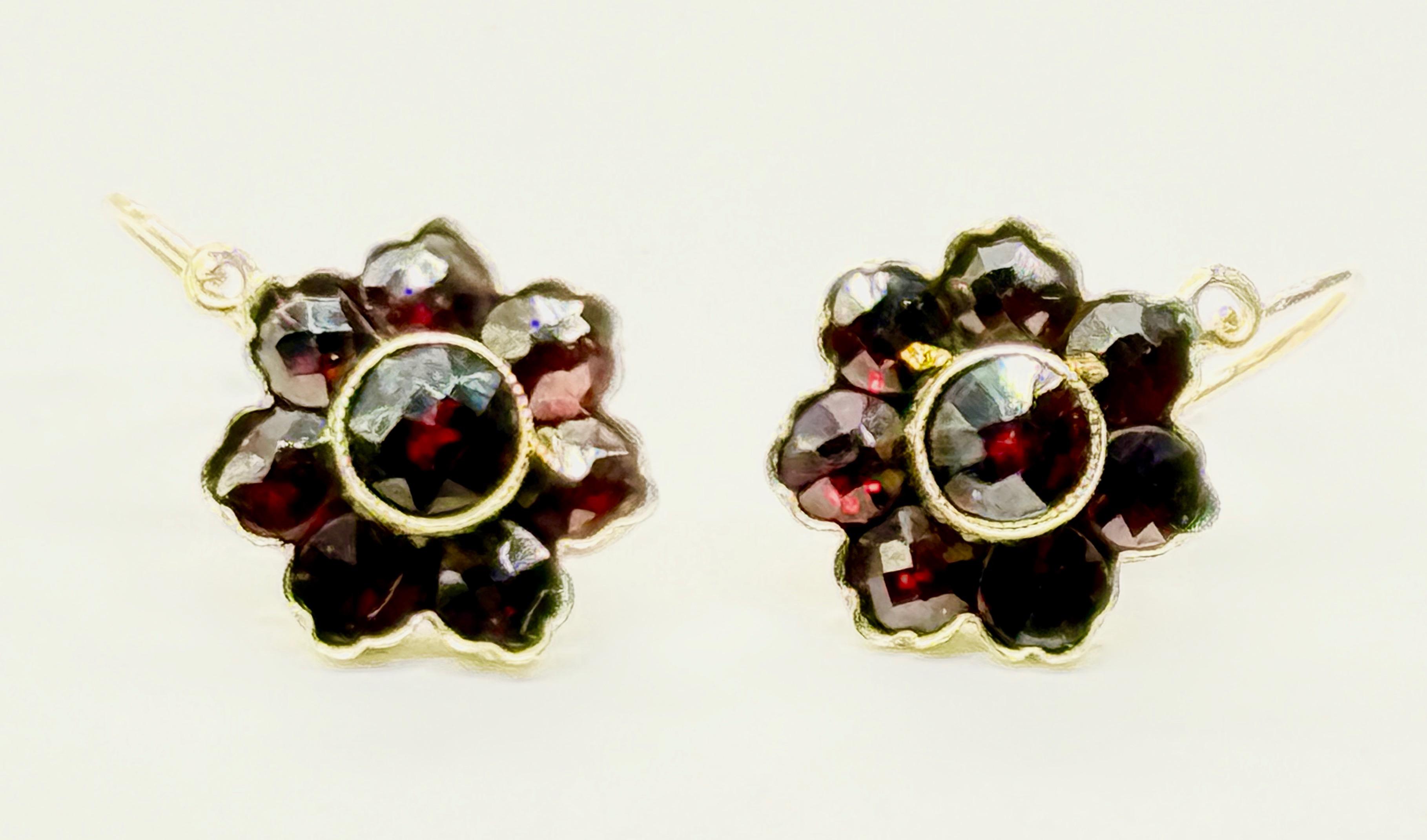 Złote kolczyki z granatami