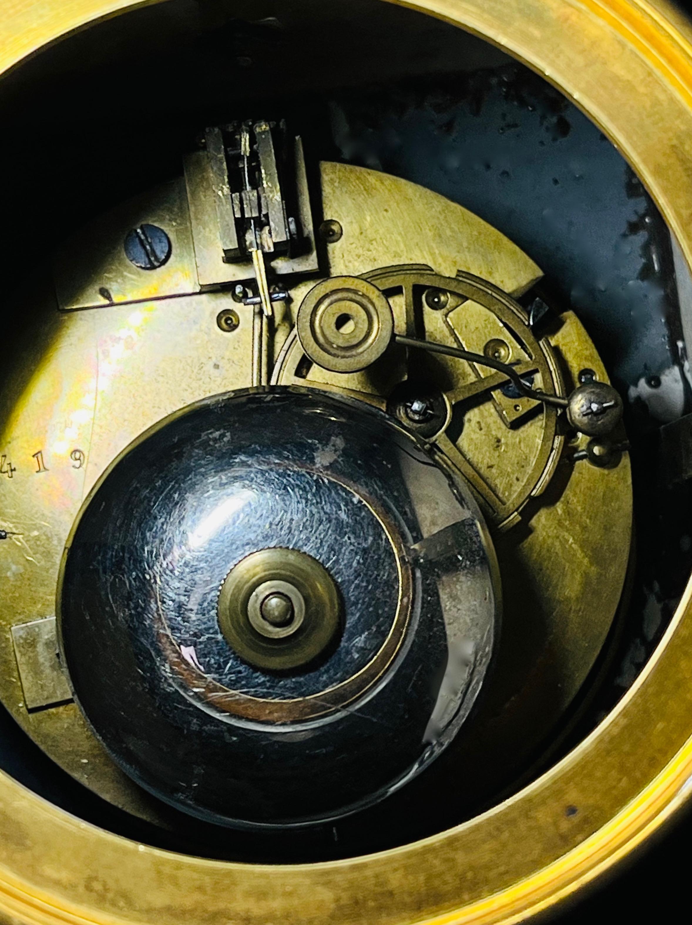 Dekoracyjny zegar komodowy stojący na 4 złoconych nogach