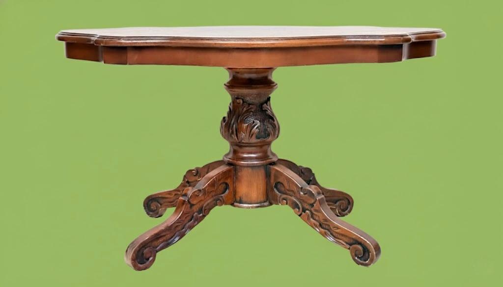 Stolik salonowy z wielolistnym blatem stojący na 4 giętych nogach