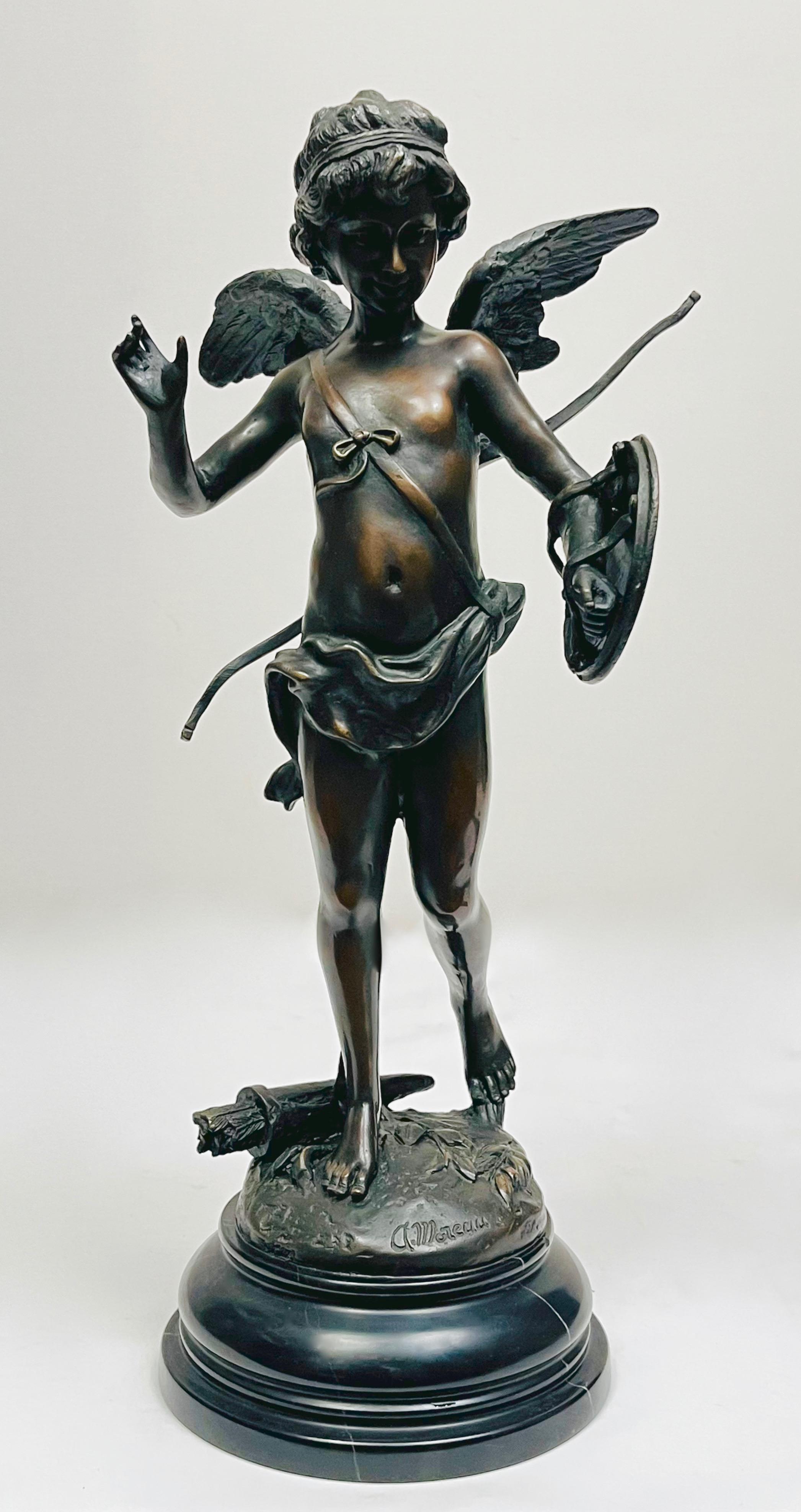 Dekoracyjna figura cherubina stojąca na postumencie z marmurowym cokołem
