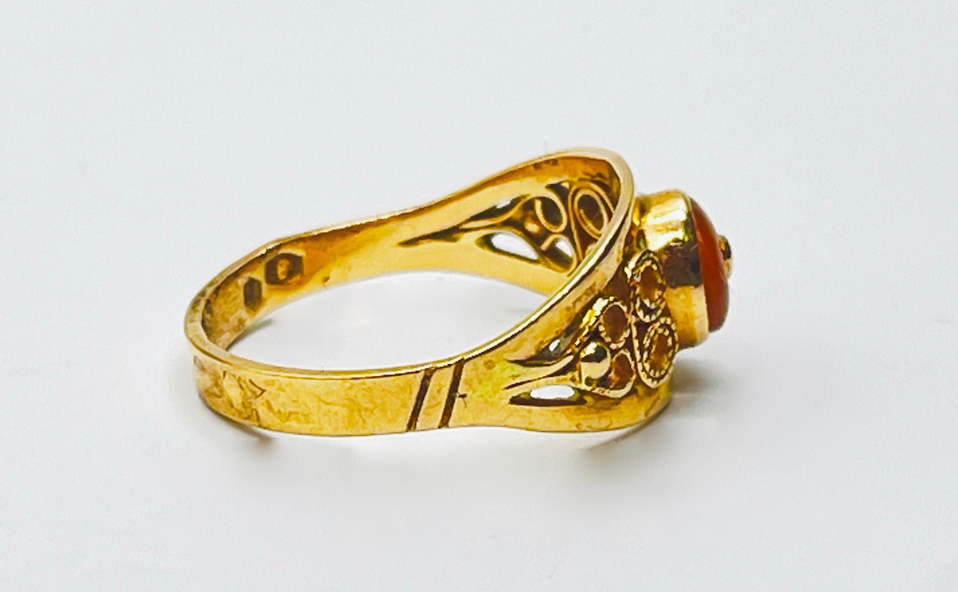 Złoty pierścionek zdobiony koralem