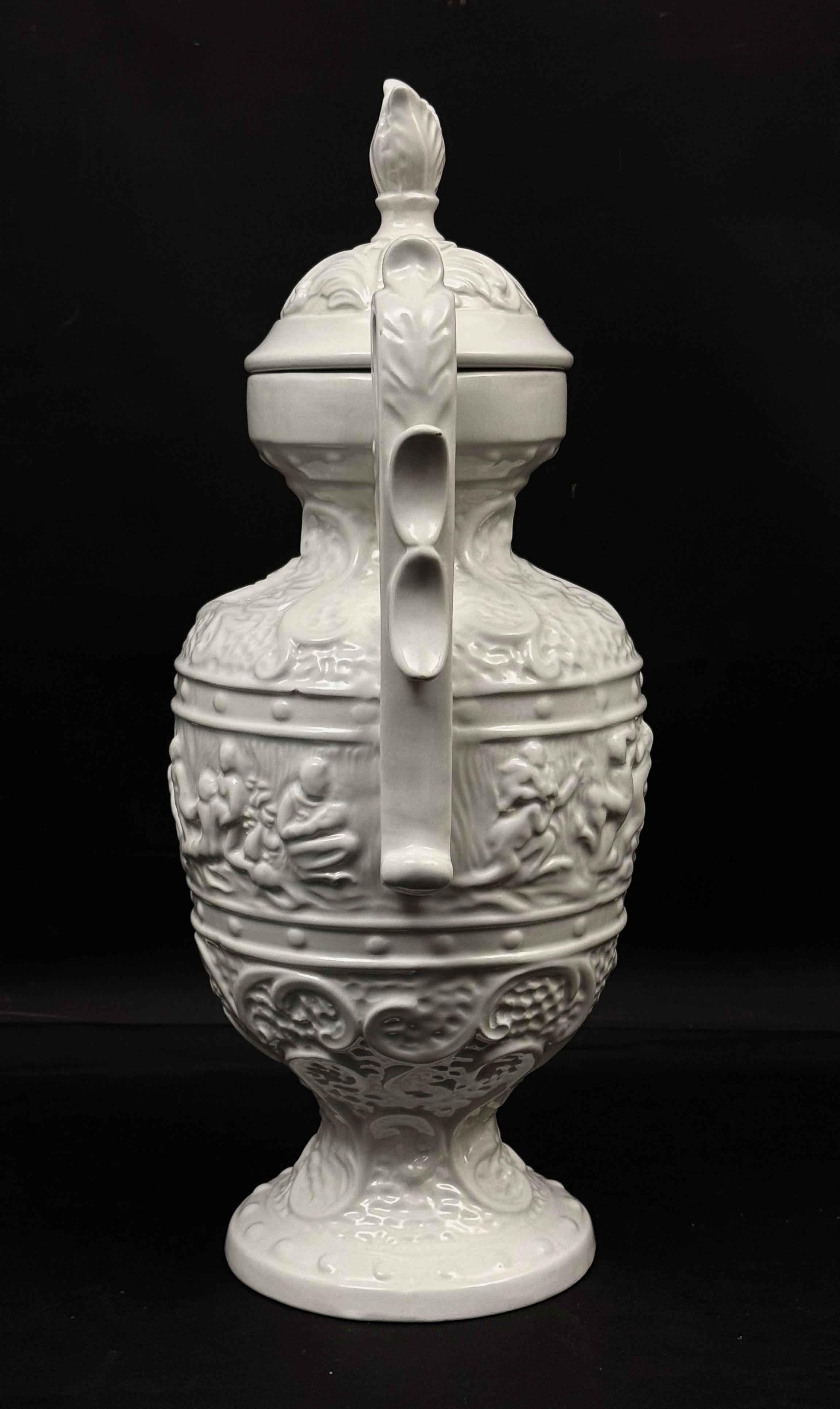 Dekoracyjna waza reliefowa z nakrywą