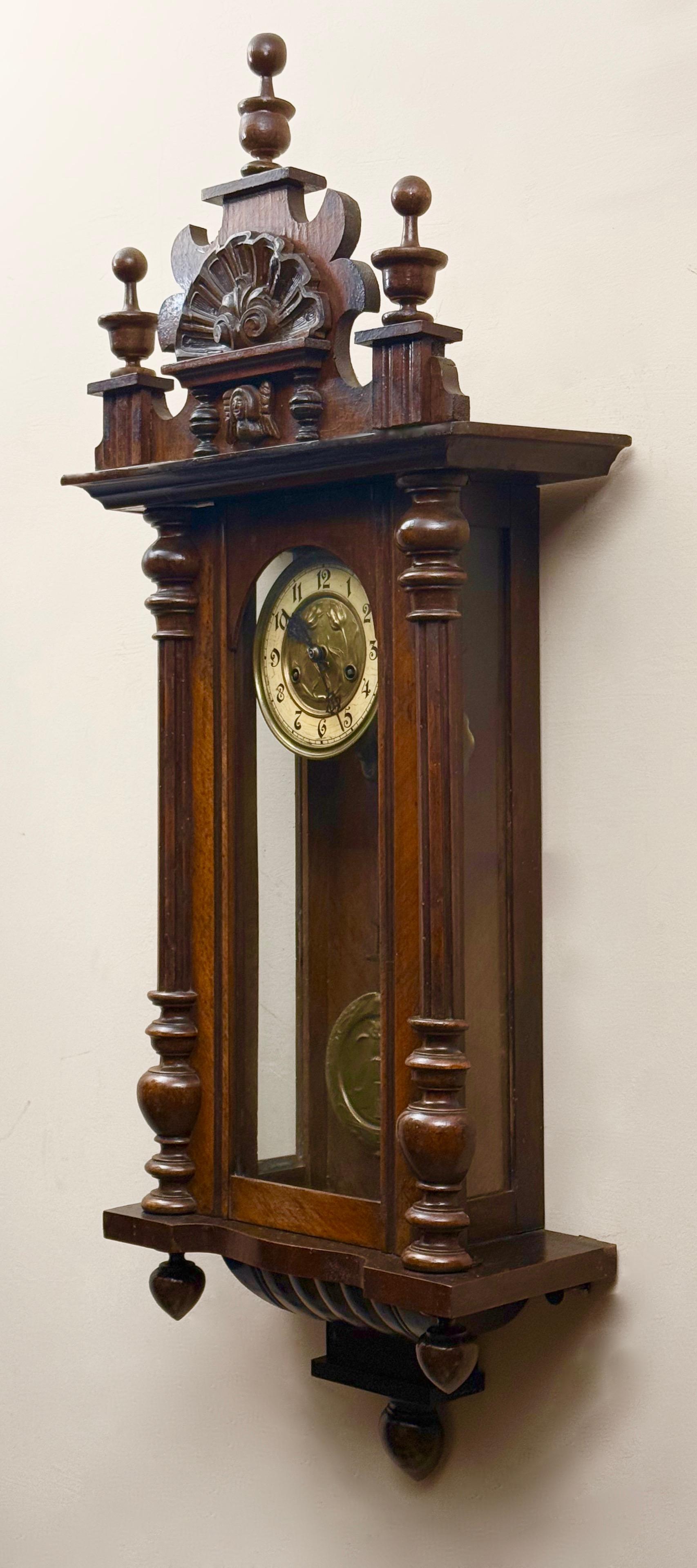 Dekoracyjny zegar ścienny szafkowy