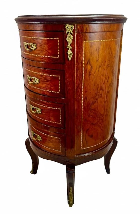 Okrągła komoda w stylu Ludwika XVI stojąca na 4 giętych nogach