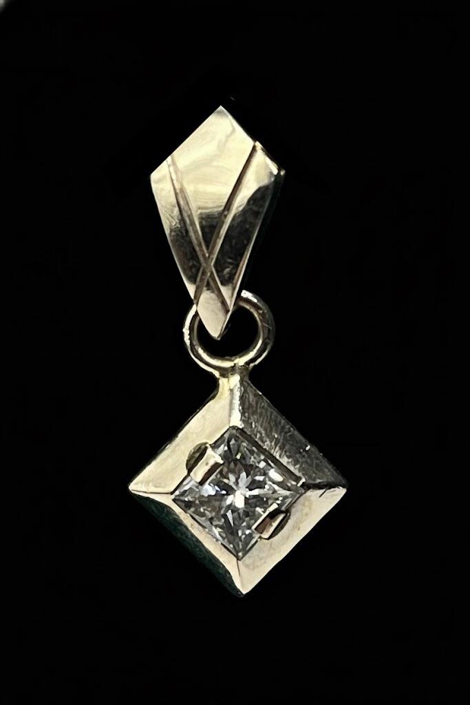 Złoty wisior zdobiony diamentem 0,32 ct