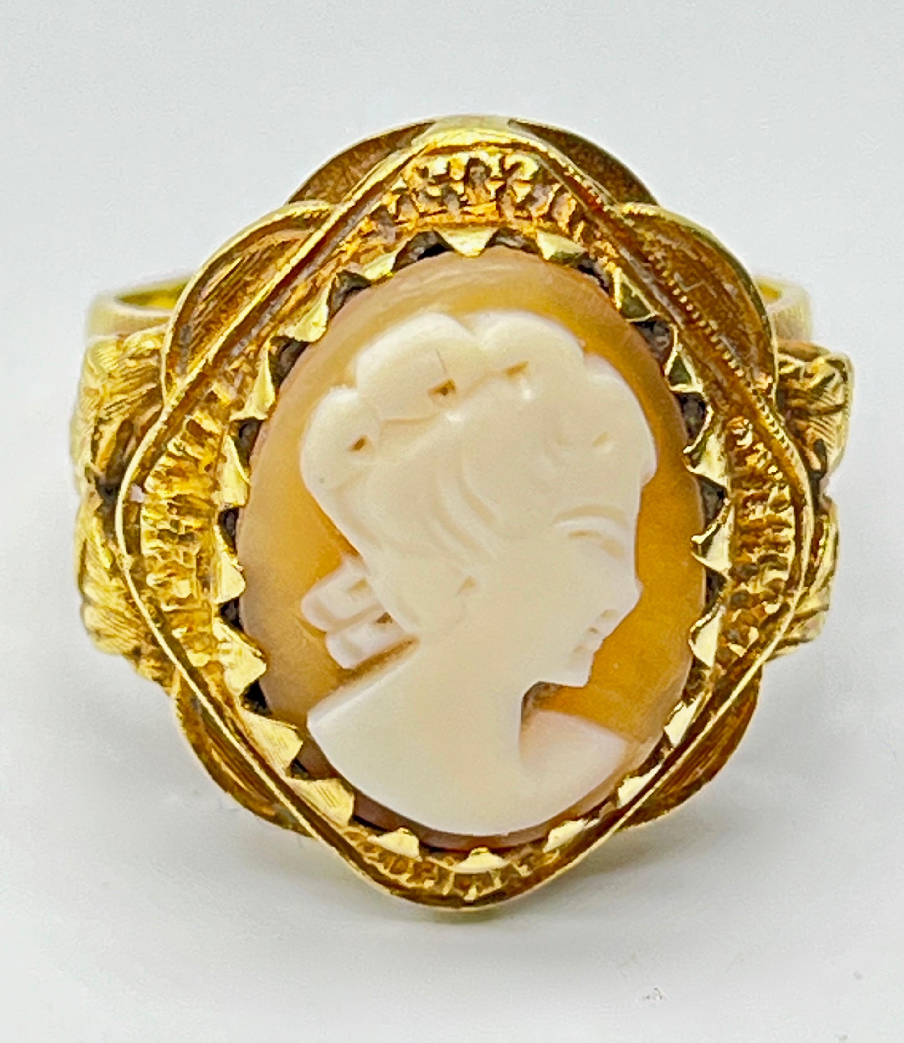 Złoty pierścionek zdobiony kameą