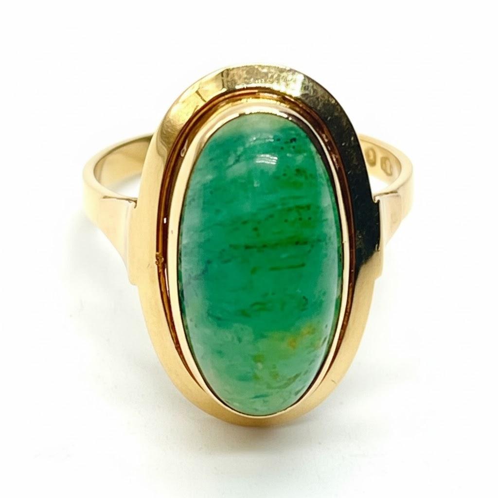 Złoty pierścionek zdobiony nefrytem, masa łączna 6,5 g