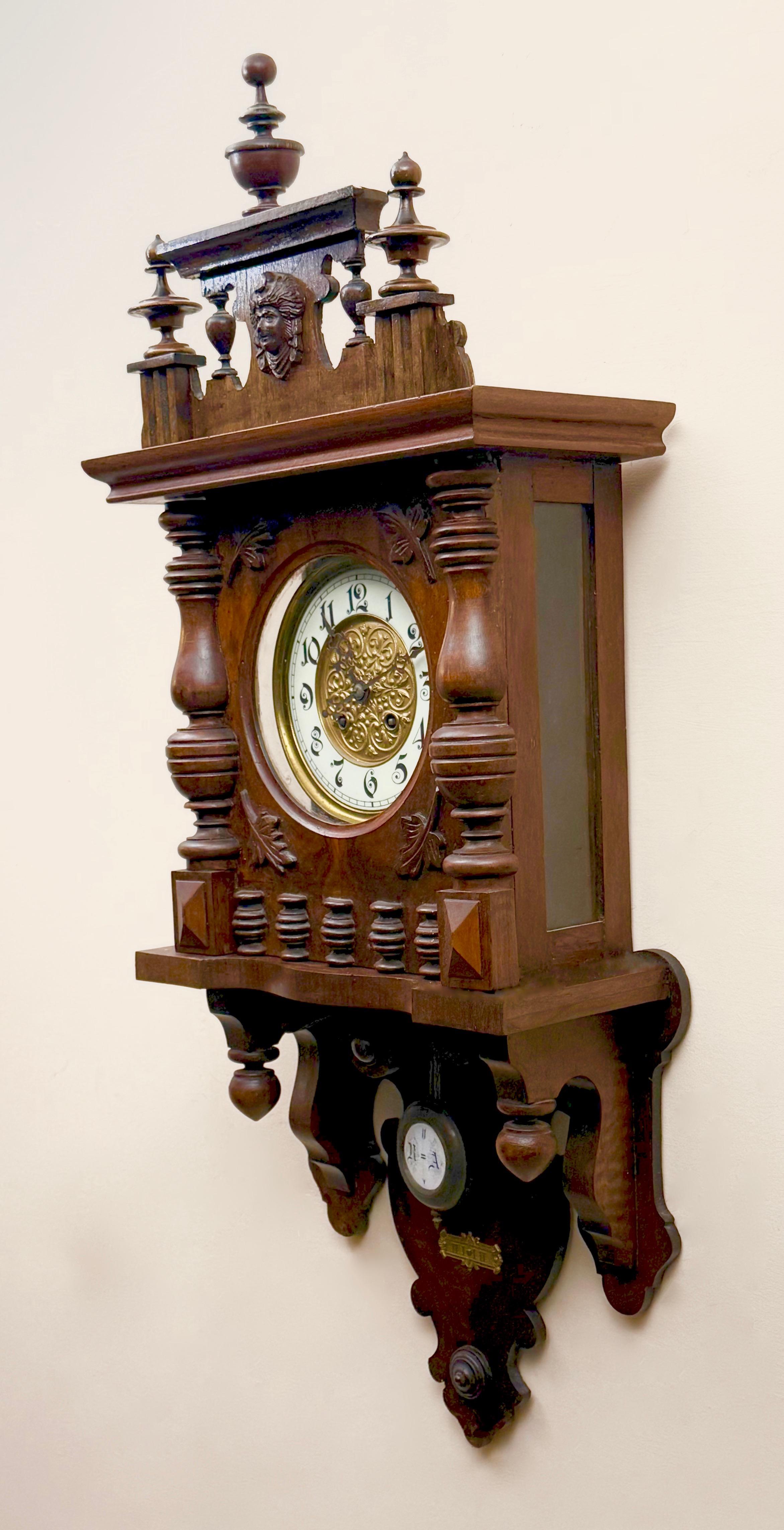 Dekoracyjny zegar ścienny szafkowy