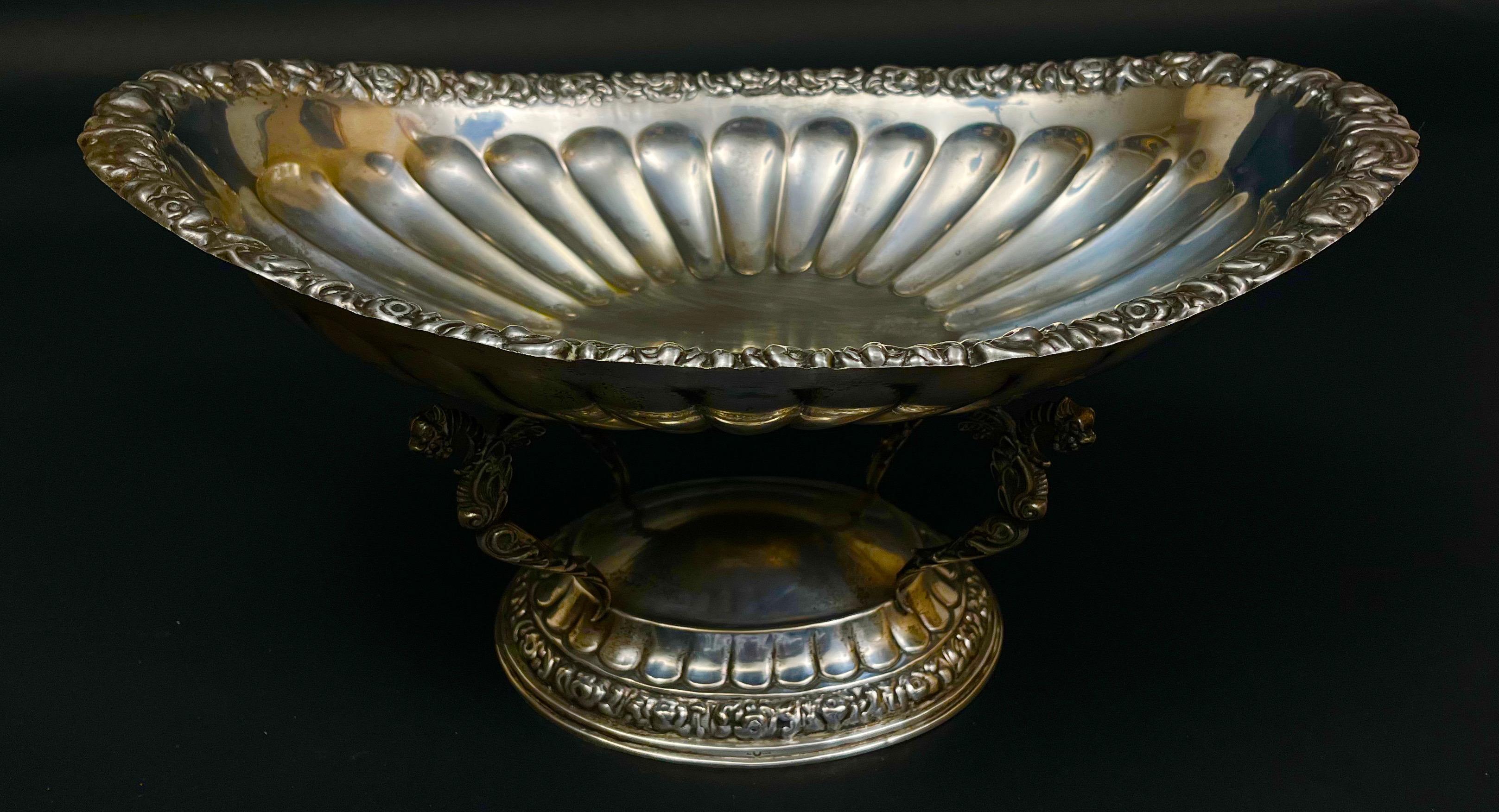 Dekoracyjna patera platerowa stojąca na 4 gryfowych nogach