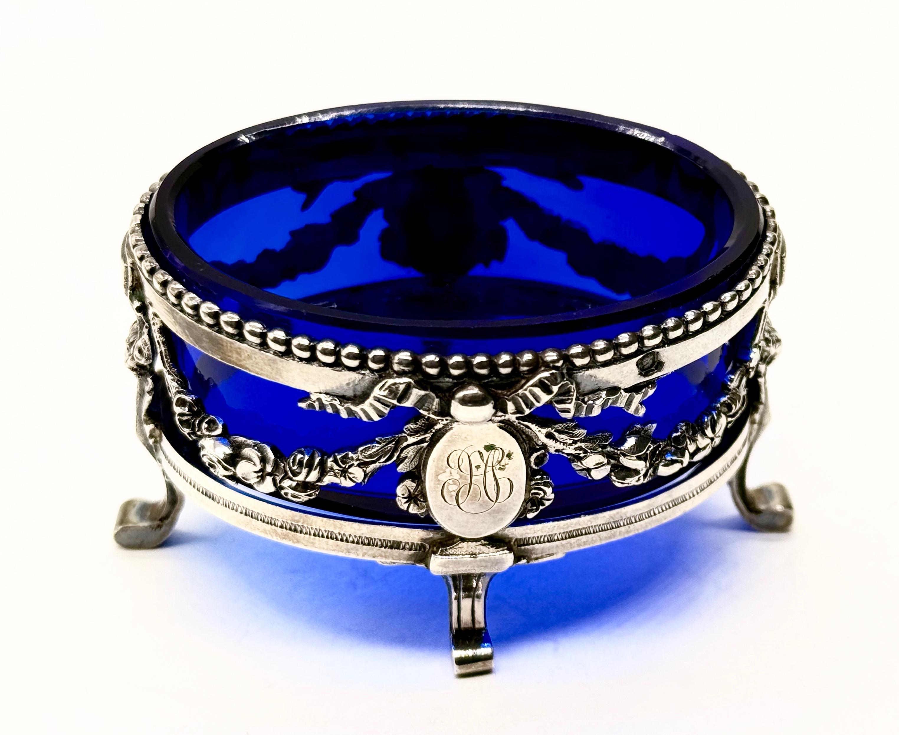 Srebrna solniczka ze szklanym kobaltowym wkładem, masa 149 g