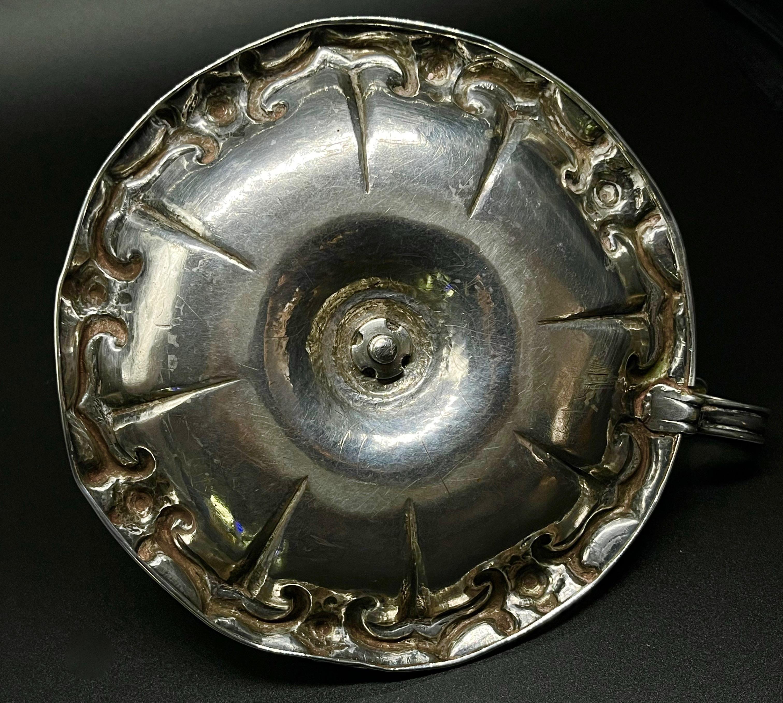 Srebrny muzealny świecznik krużgankowy ze srebrnym kapturkiem i palmetowym uchwytem z zawieszką